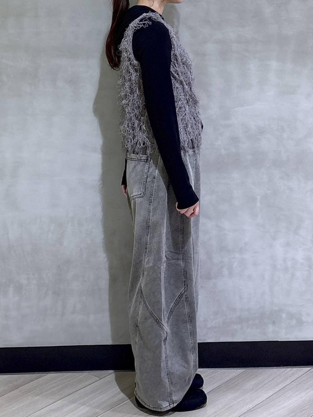 グレー系のベスト、ブラック系のデニムパンツ、ブラック系のTシャツ/カットソーを着用したレディースの春コーディネートの8枚目の写真