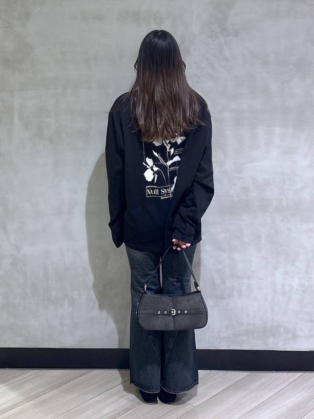 ブラック系のデニムパンツ、ブラック系のモカシン/デッキシューズ、ブラック系のTシャツ/カットソーを着用したレディースの春コーディネートの5枚目の写真