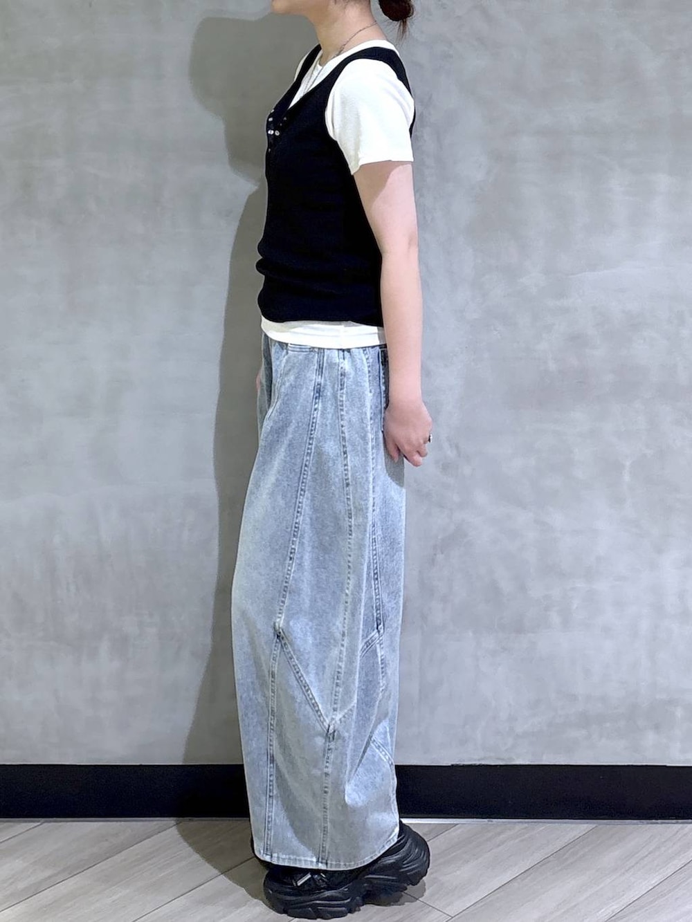 ブルー系のデニムパンツ、ブラック系のサンダル、ブラック系のタンクトップを着用したレディースの春コーディネートの4枚目の写真
