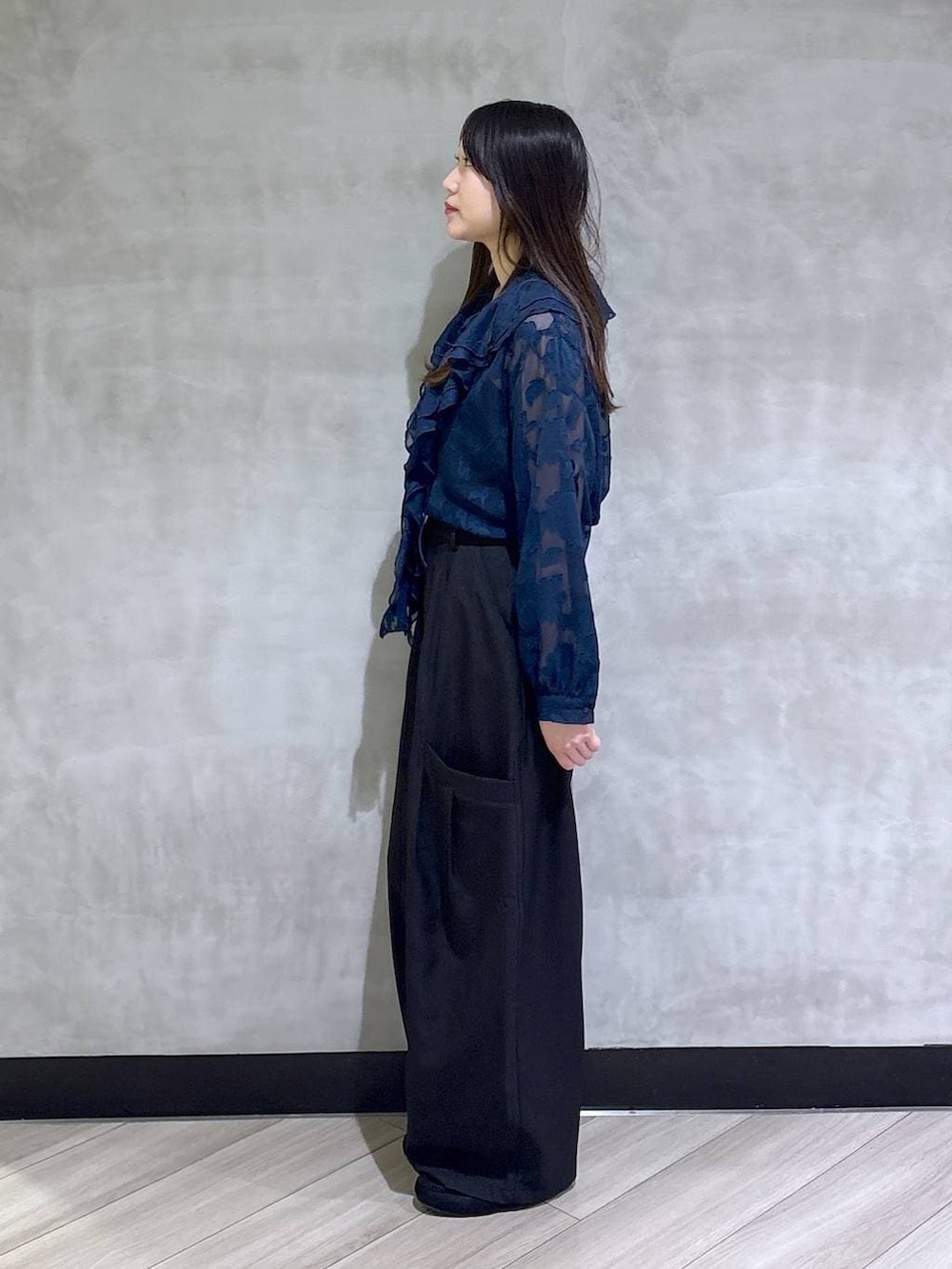 ブラック系のモカシン/デッキシューズ、ブルー系のシャツ/ブラウス、ブラック系のその他パンツを着用したレディースの春コーディネートの3枚目の写真