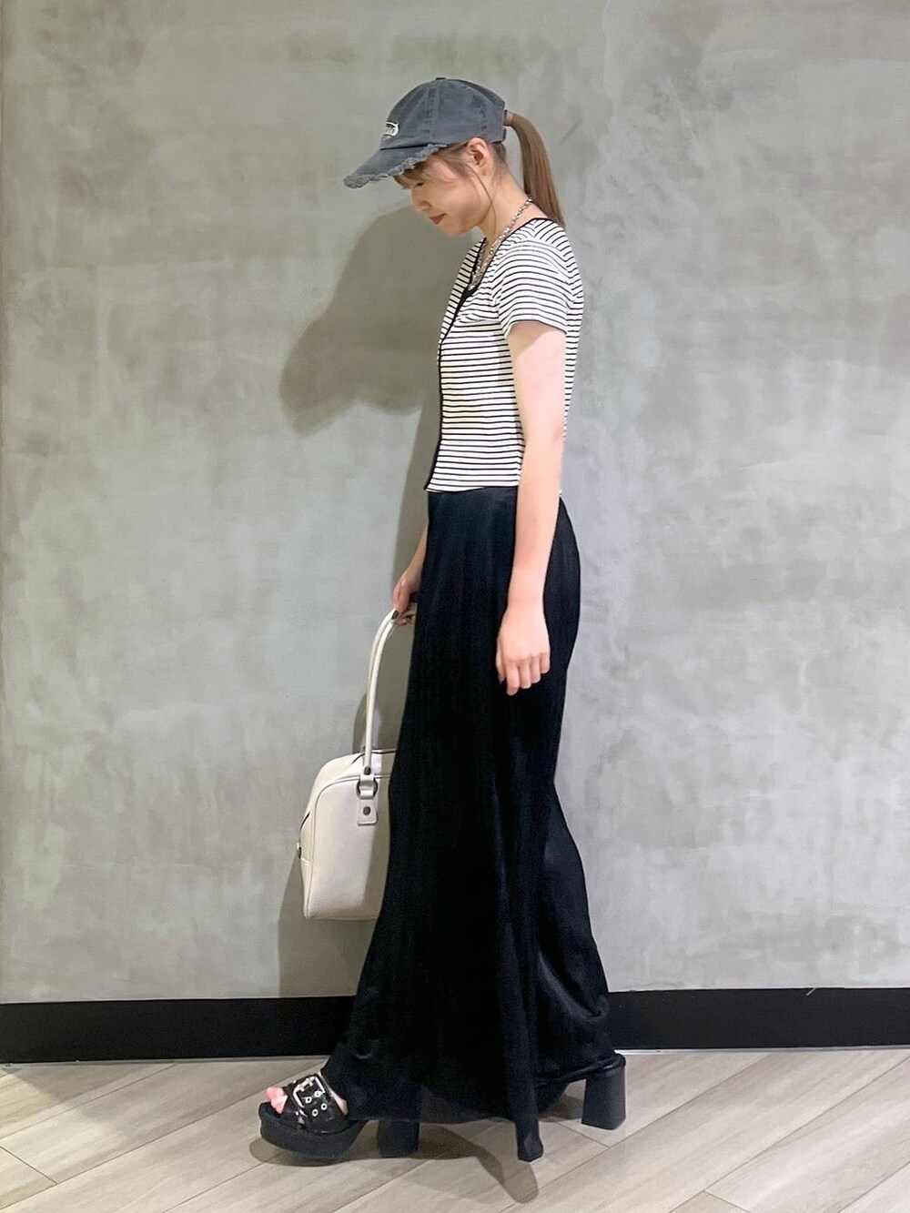 「韓国系、着痩せ、差し色コーデ、PAGEBOY、ブルベ冬_PAGEBOY、旅行、夏コーデ、キャップ、カーディガン」｜「PBLIMの【PBLIM】2WAYボストンバッグ（ボストンバッグ、ホワイト系）」を使った、まなさん（レディース・162cm）の春コーディネートの3枚目の写真