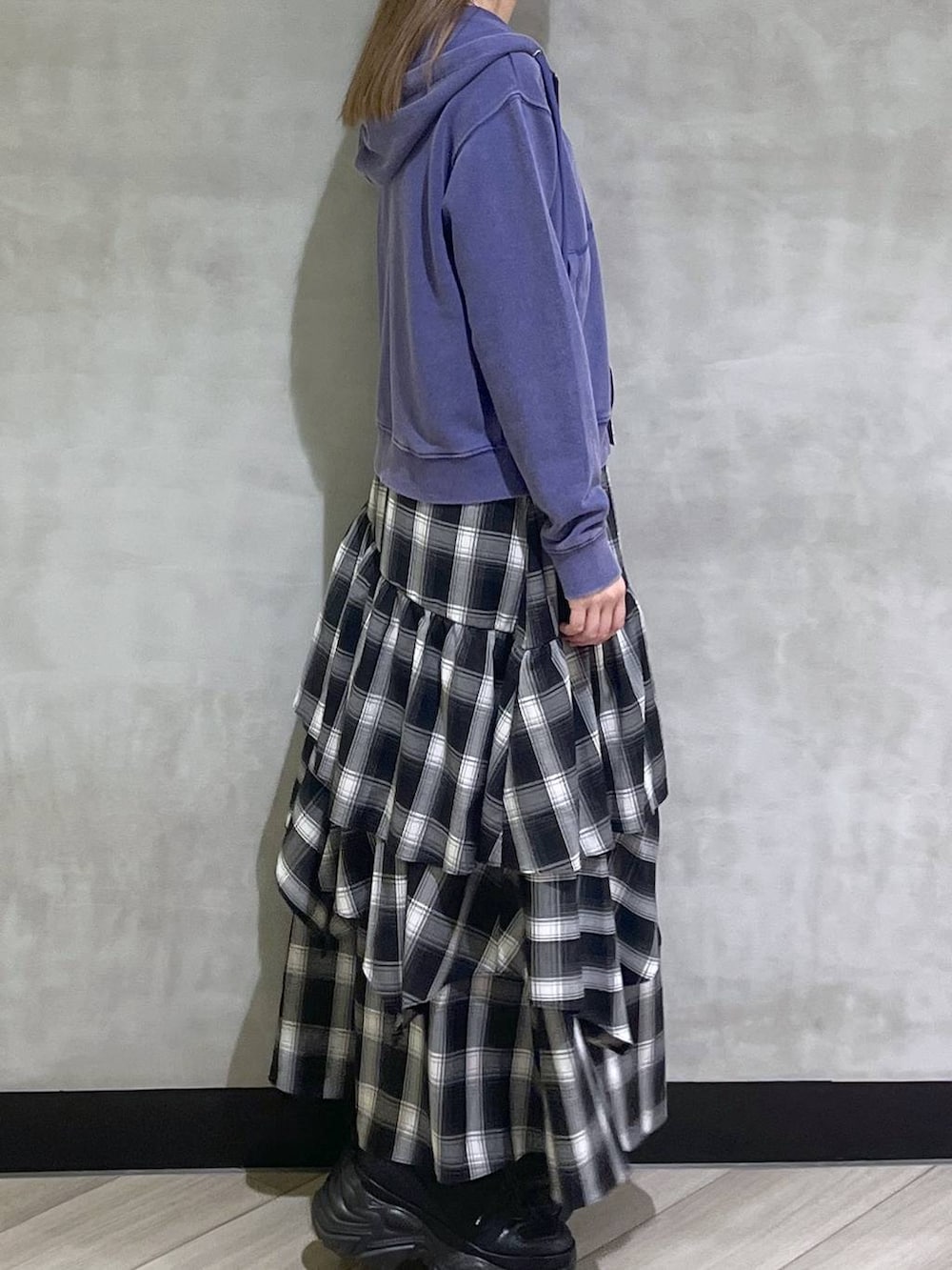 ブラック系のブーツ、ブルー系のパーカーを着用したレディースの秋コーディネートの8枚目の写真