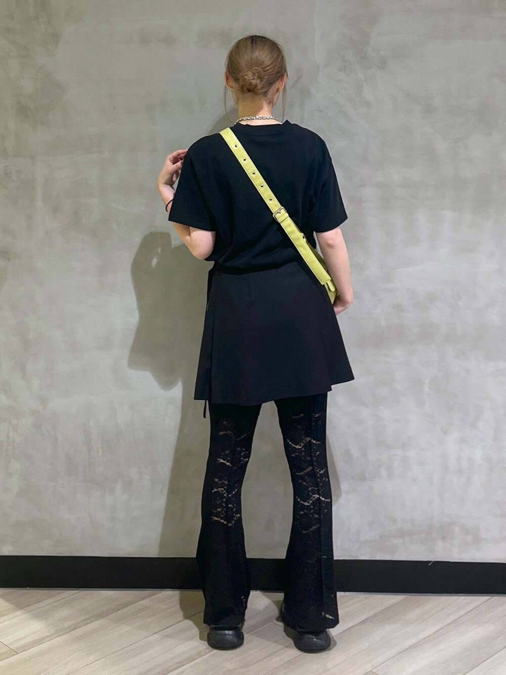 ブラック系のサンダル、ブラック系のスカート、グリーン系のショルダーバッグを着用したレディースの春コーディネートの6枚目の写真