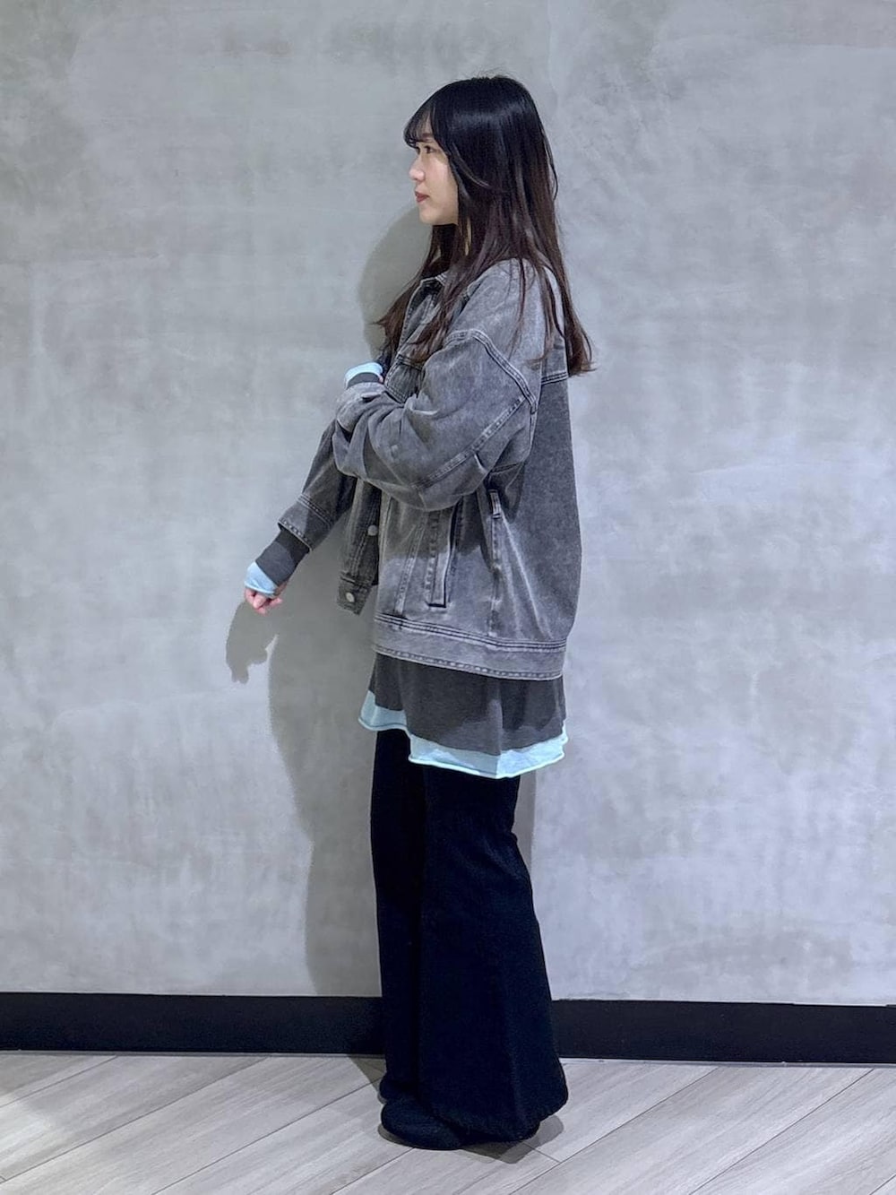 ブルー系のデニムパンツ、ブルー系のブルゾン、ブラック系のモカシン/デッキシューズを着用したレディースの春コーディネートの3枚目の写真