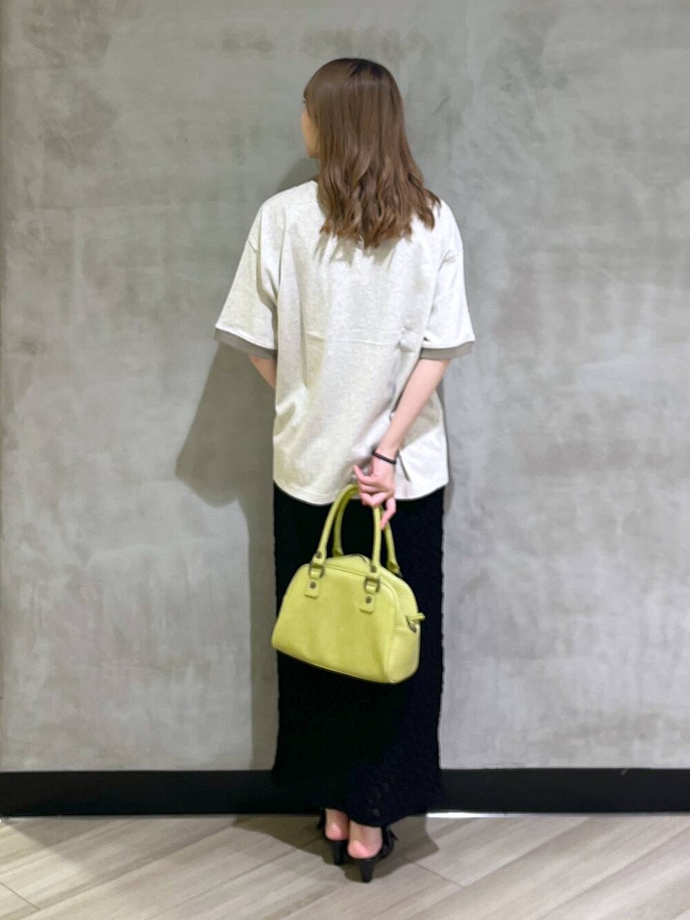 「Tシャツ、PBLIM、韓国系、着痩せ、差し色コーデ、PAGEBOY、ブルベ冬_PAGEBOY、スカート、夏コーデ、デートコーデ、大人カジュアル」｜「PAGEBOYのクロスバックルミュール（サンダル、ブラック系）」を使った、まなさん（レディース・162cm）の夏コーディネートの3枚目の写真