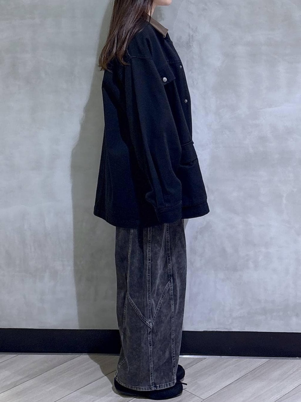 ブラック系のデニムパンツ、ブラック系のモカシン/デッキシューズ、ブラック系のその他アウターを着用したレディースの春コーディネートの7枚目の写真