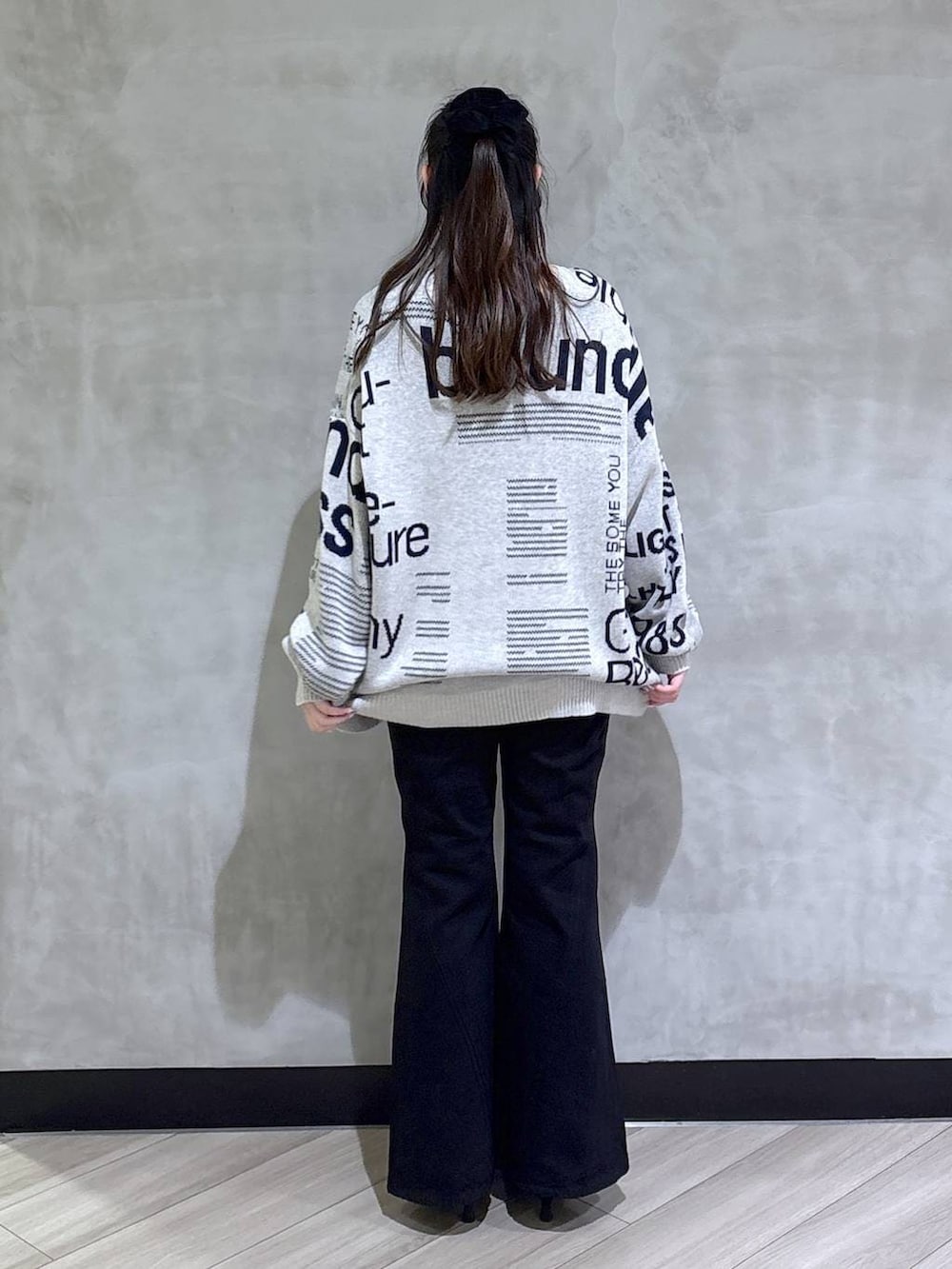 ブルー系のデニムパンツ、ブラック系のサンダル、グレー系のニット/セーターを着用したレディースの冬コーディネートの5枚目の写真