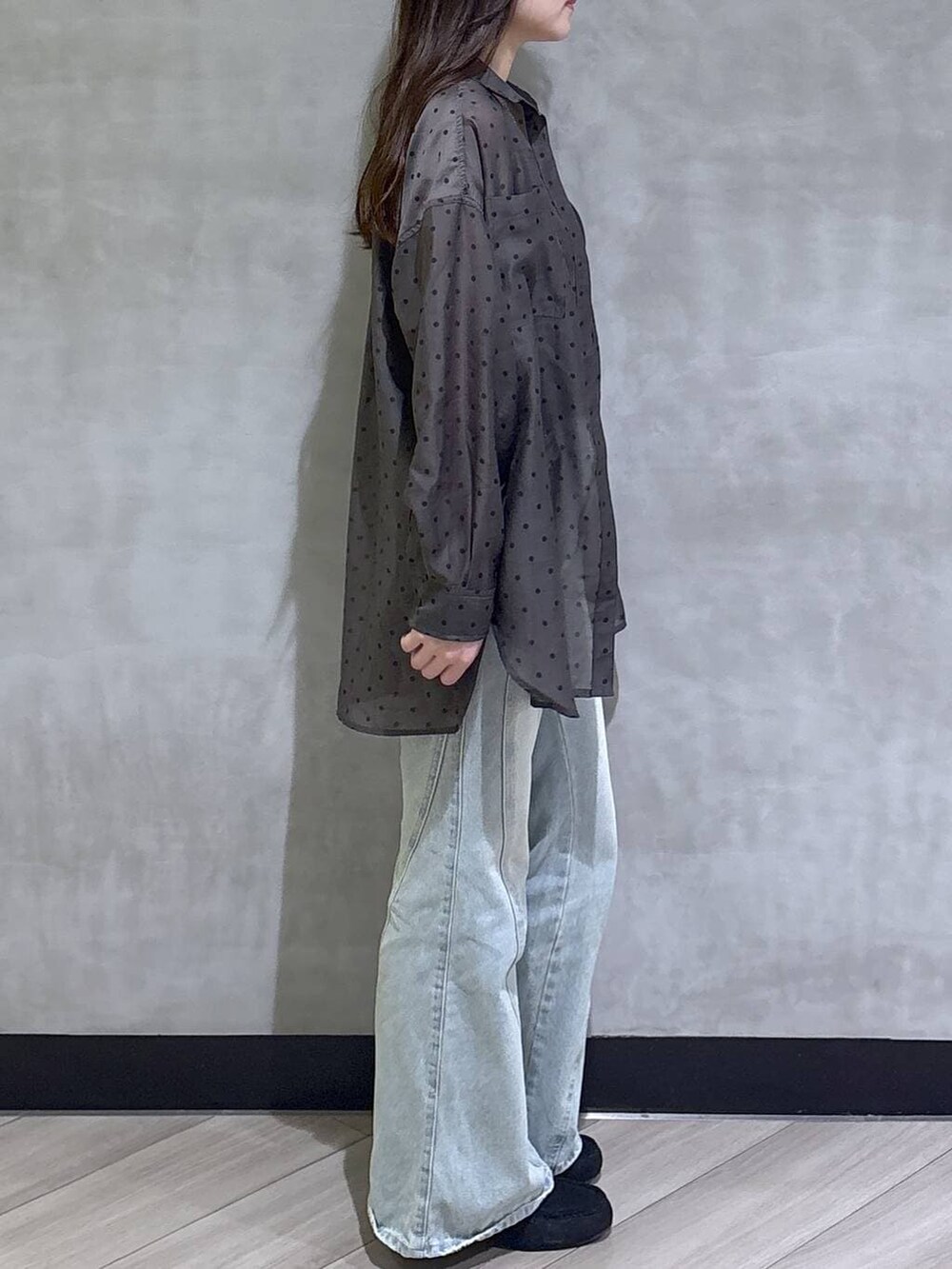 ブルー系のデニムパンツ、ブラック系のモカシン/デッキシューズ、その他のシャツ/ブラウスを着用したレディースの春コーディネートの7枚目の写真