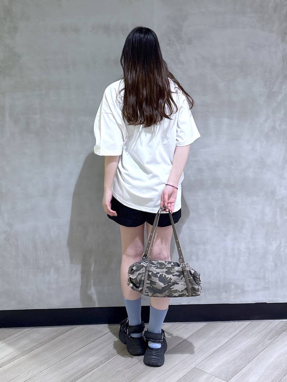 ブラック系のサンダル、ホワイト系のTシャツ/カットソー、ブラック系のその他パンツを着用したレディースの春コーディネートの5枚目の写真