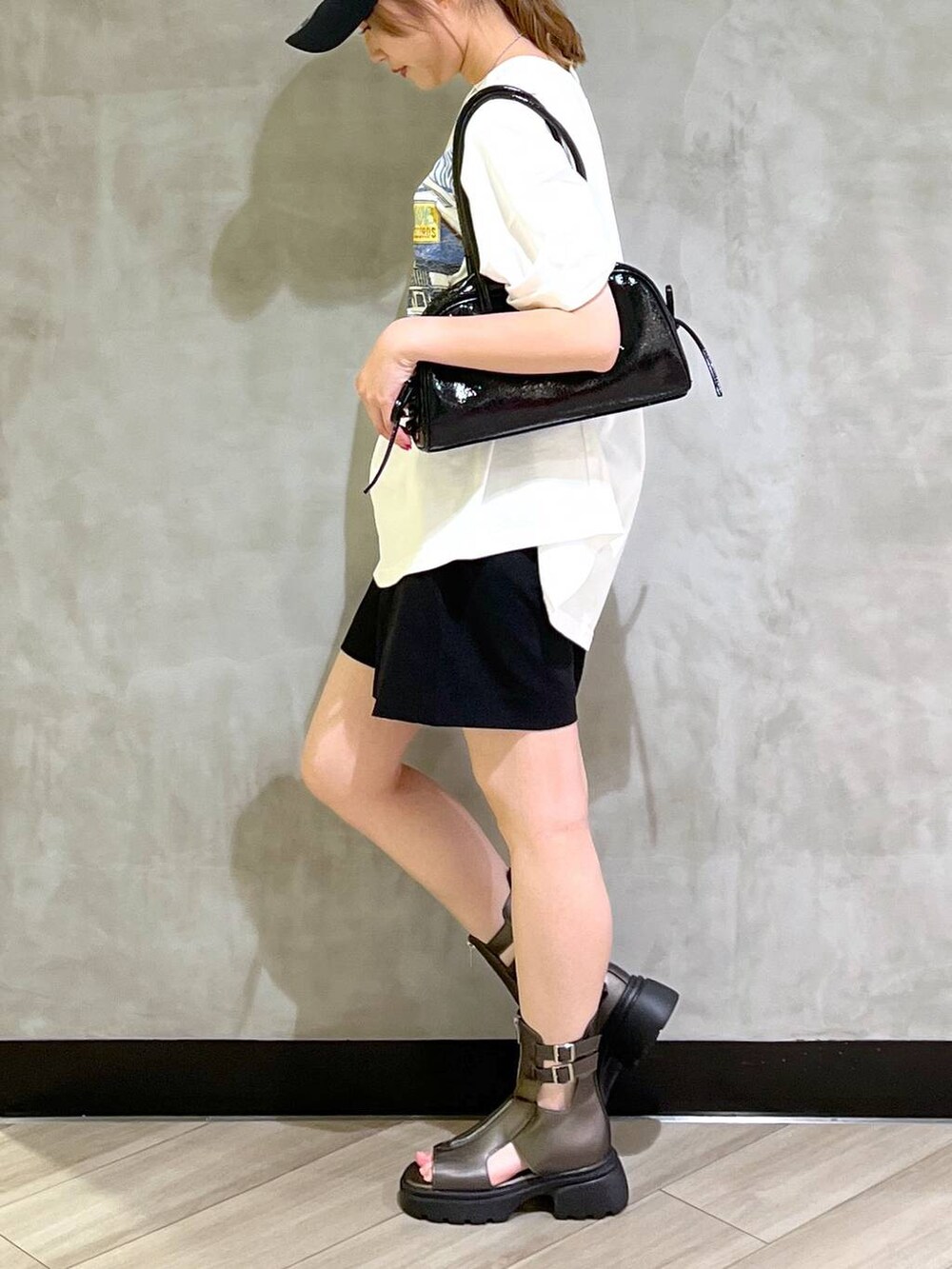 その他のサンダル、ブラック系のショルダーバッグ、ブラック系のその他パンツを着用したレディースの夏コーディネートの3枚目の写真