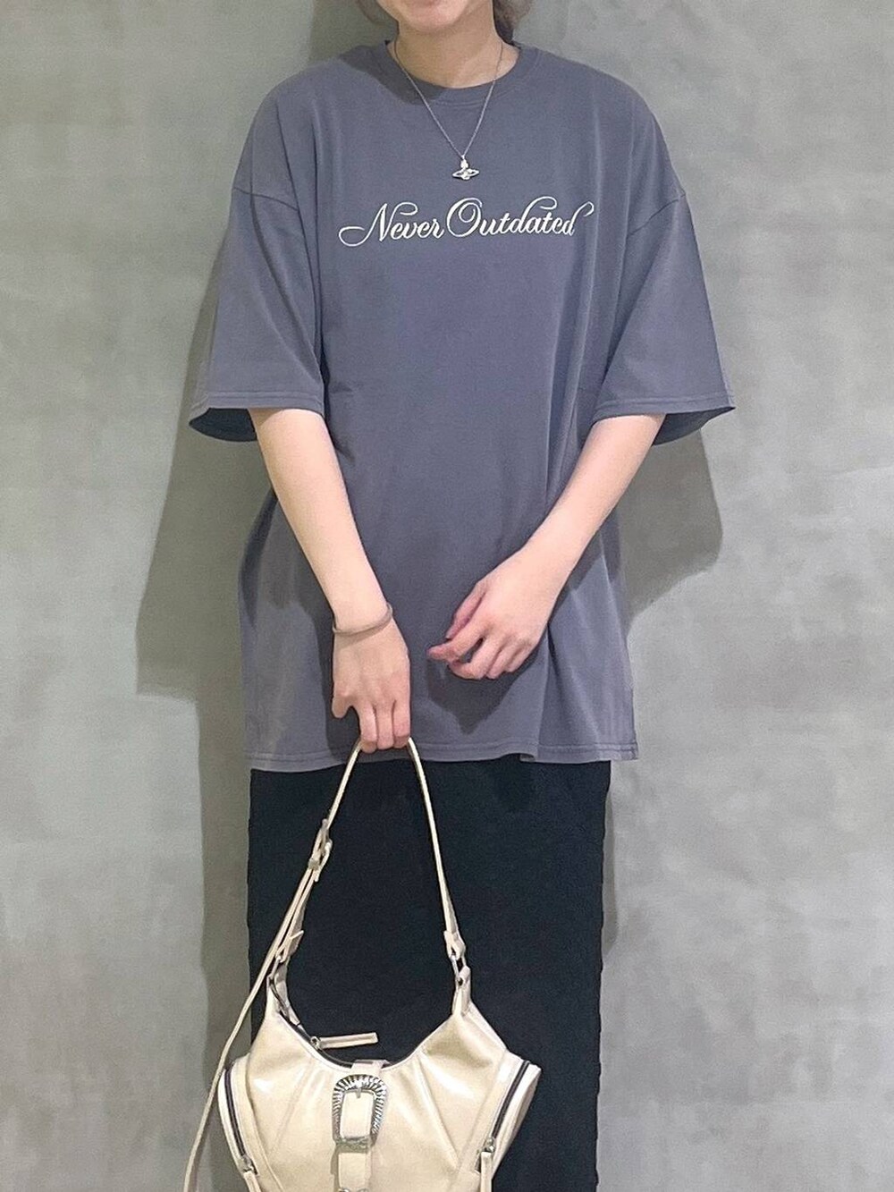 ホワイト系のサンダル、ブラック系のスカート、グレー系のTシャツ/カットソーを着用したレディースの夏コーディネートの2枚目の写真