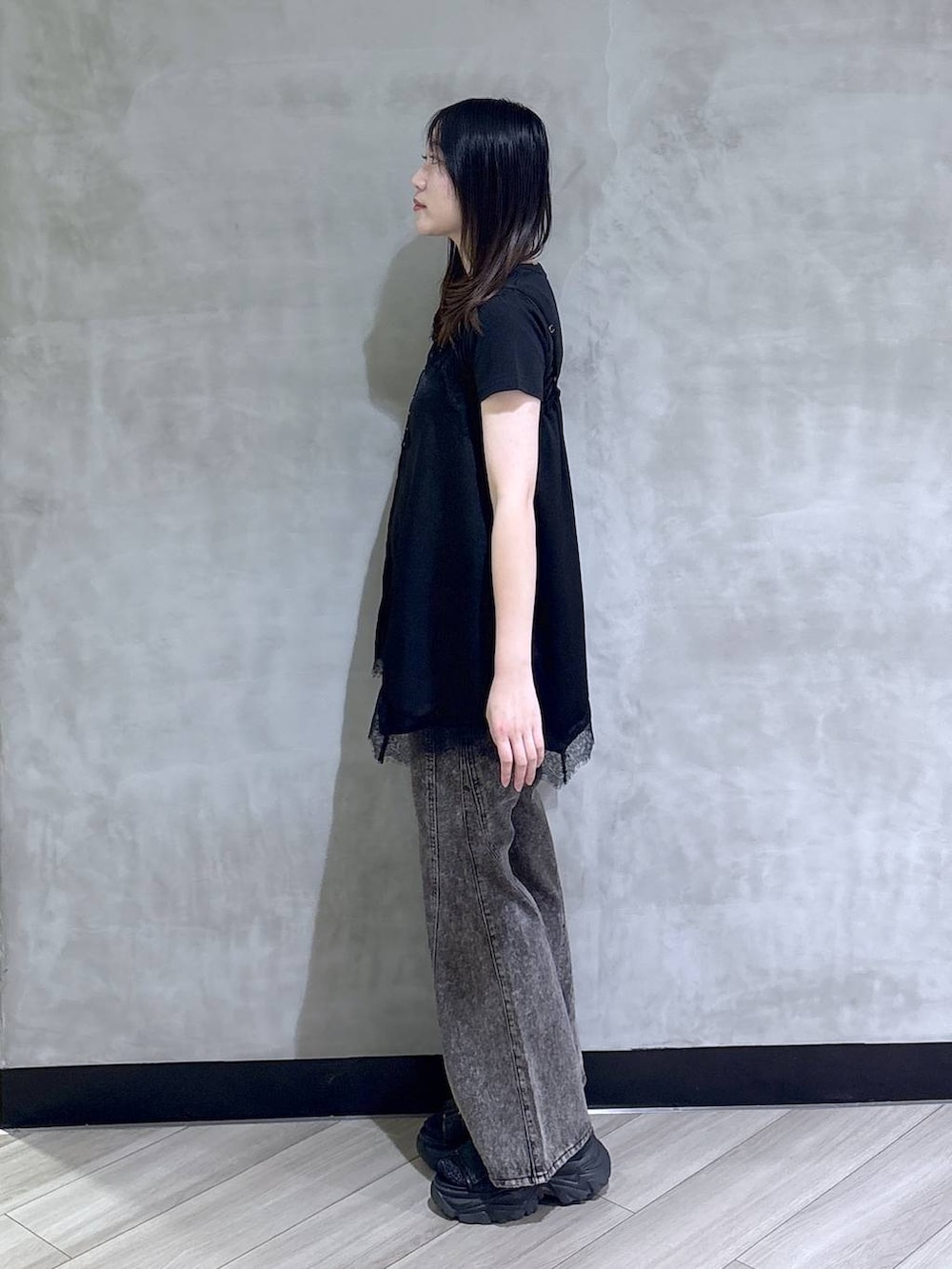 ブラック系のTシャツ/カットソー、ブラック系のデニムパンツ、ブラック系のサンダルを着用したレディースの夏コーディネートの3枚目の写真