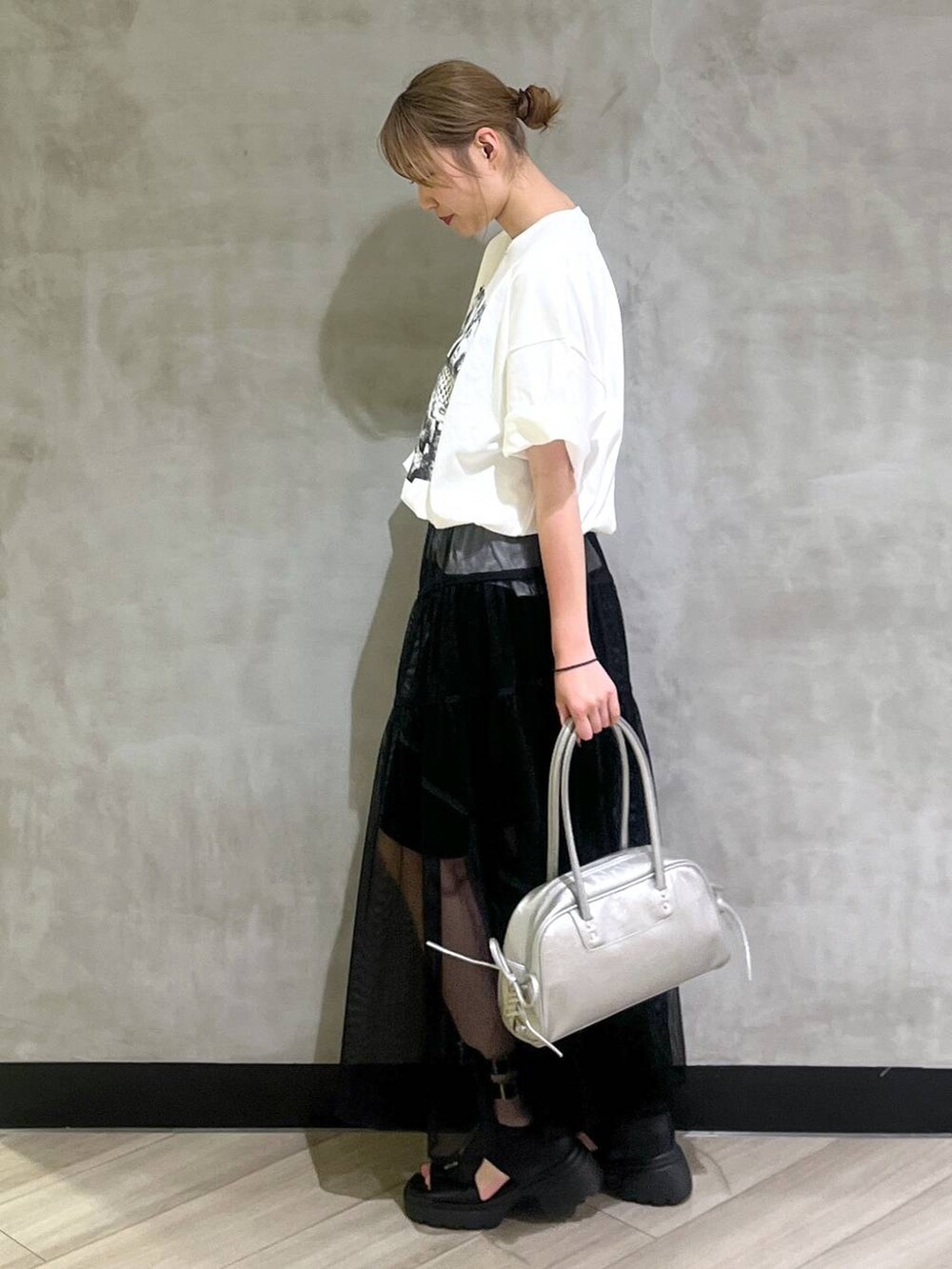 ブラック系のサンダル、シルバー系のショルダーバッグ、ホワイト系のTシャツ/カットソーを着用したレディースの春コーディネートの4枚目の写真