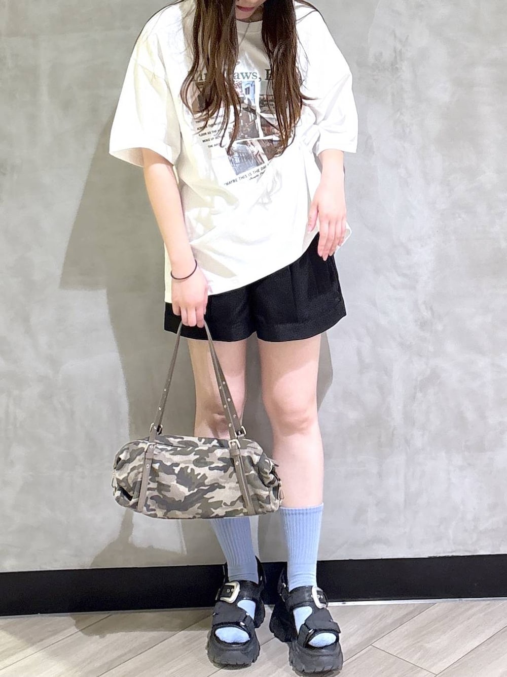 ブラック系のサンダル、ホワイト系のTシャツ/カットソー、ブラック系のその他パンツを着用したレディースの春コーディネートの2枚目の写真