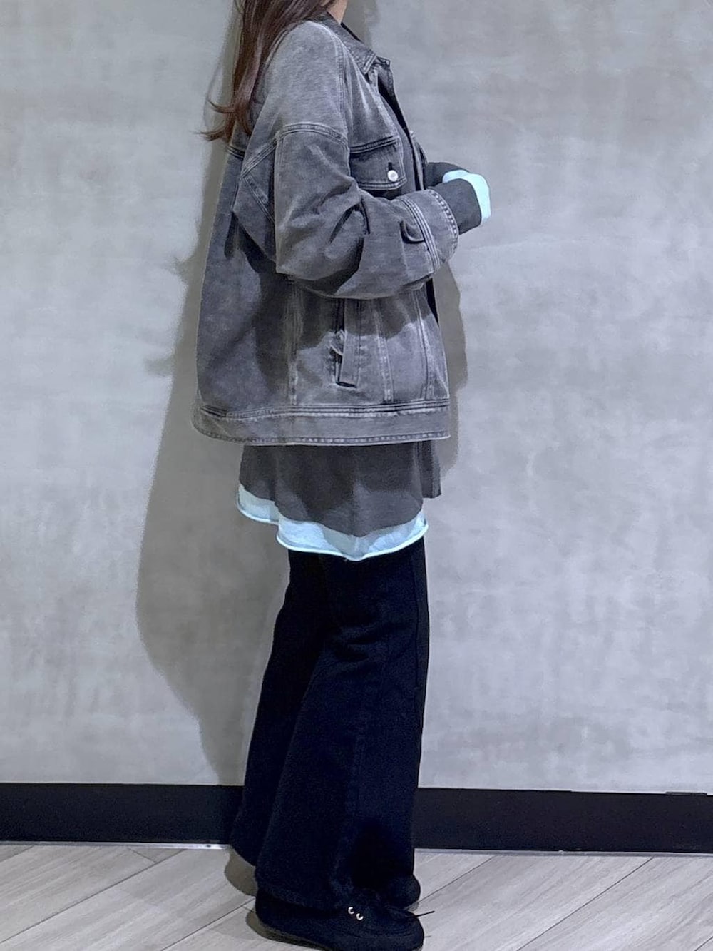 ブルー系のデニムパンツ、ブルー系のブルゾン、ブラック系のモカシン/デッキシューズを着用したレディースの春コーディネートの7枚目の写真