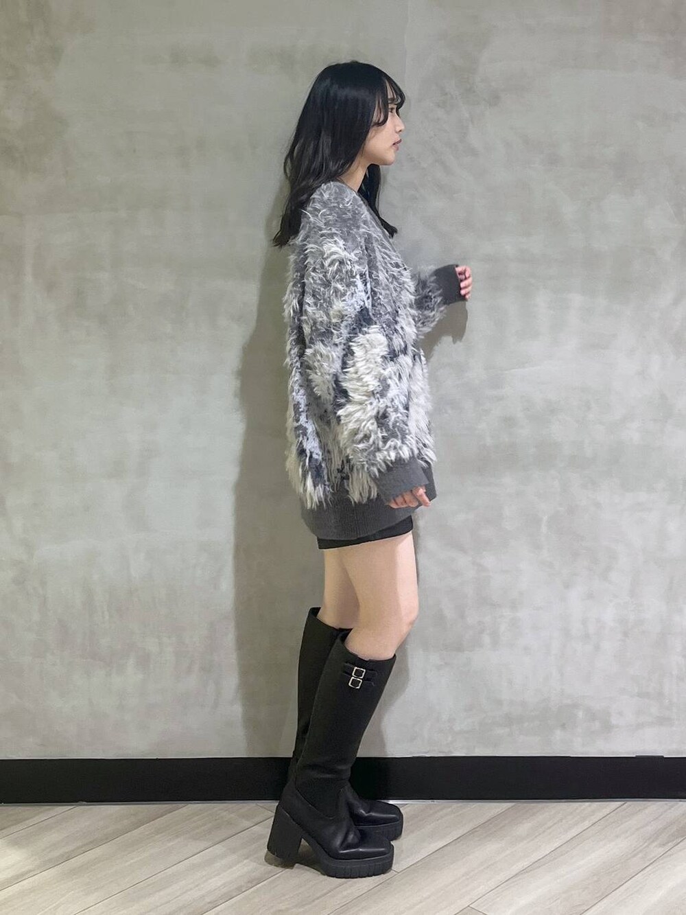 ブラック系のブーツ、グレー系のカーディガン/ボレロ、ブラック系のその他パンツを着用したレディースの秋コーディネートの7枚目の写真