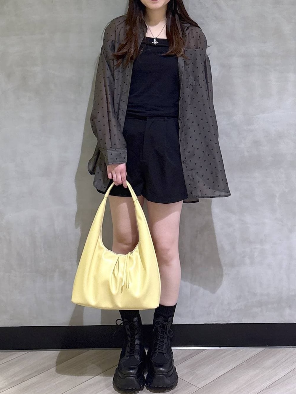 ブラック系のブーツ、ブラック系のスラックス、その他のシャツ/ブラウスを着用したレディースの春コーディネートの2枚目の写真