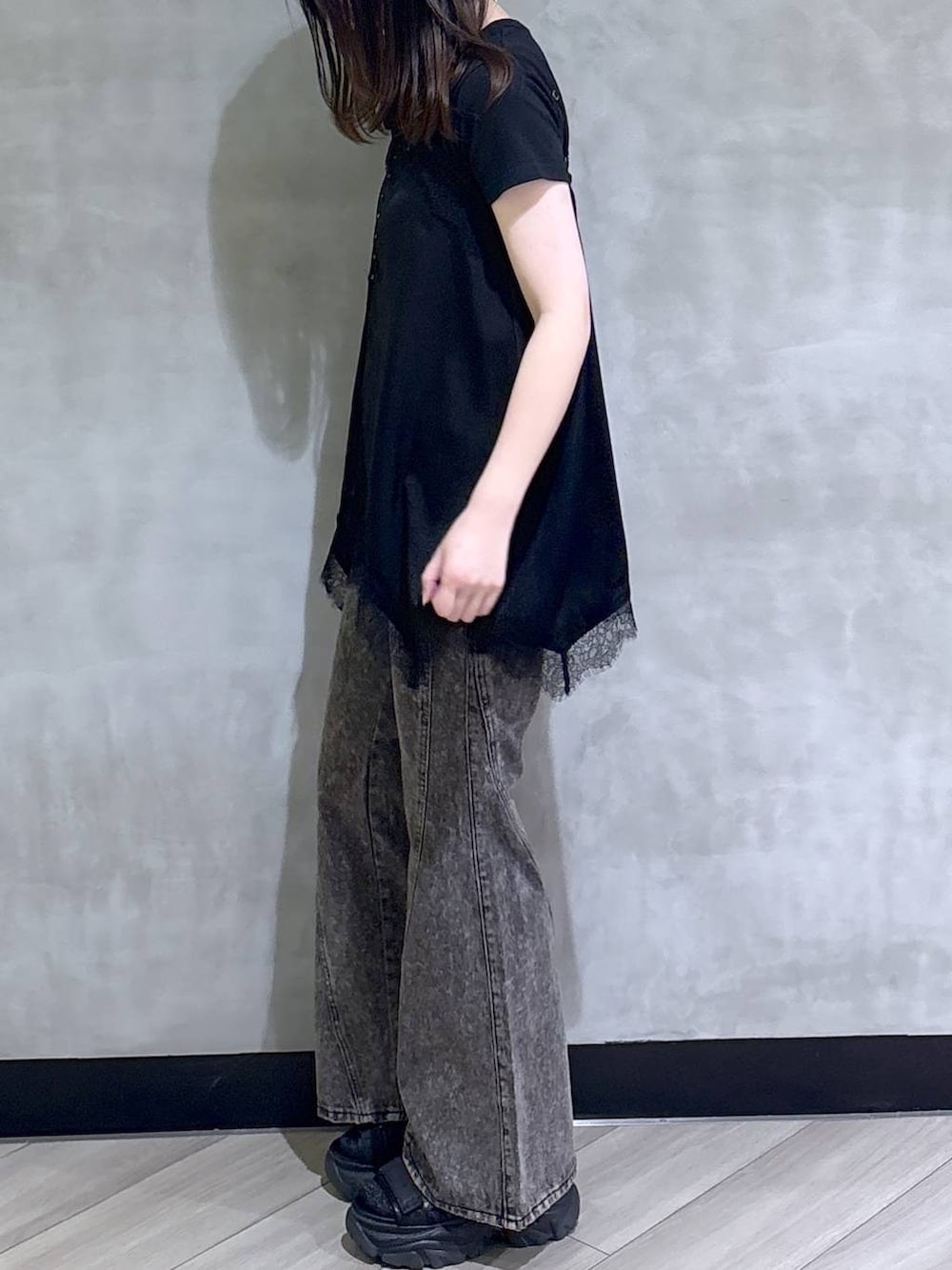 ブラック系のTシャツ/カットソー、ブラック系のデニムパンツ、ブラック系のサンダルを着用したレディースの夏コーディネートの4枚目の写真