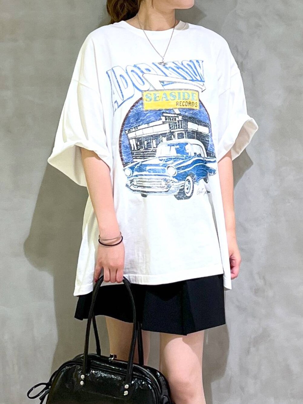 その他のサンダル、ブラック系のショルダーバッグ、ブラック系のその他パンツを着用したレディースの夏コーディネートの2枚目の写真