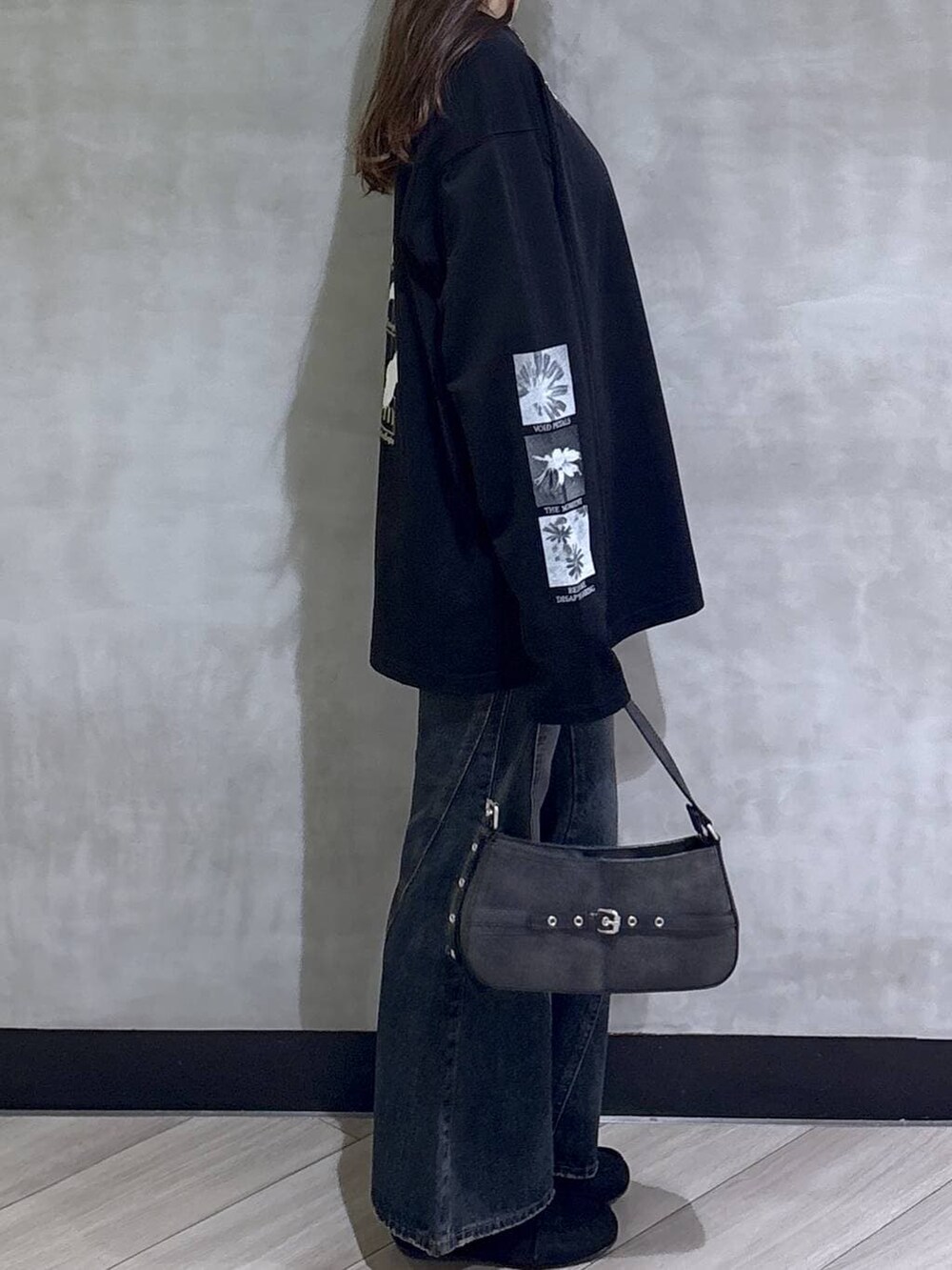 ブラック系のデニムパンツ、ブラック系のモカシン/デッキシューズ、ブラック系のTシャツ/カットソーを着用したレディースの春コーディネートの7枚目の写真