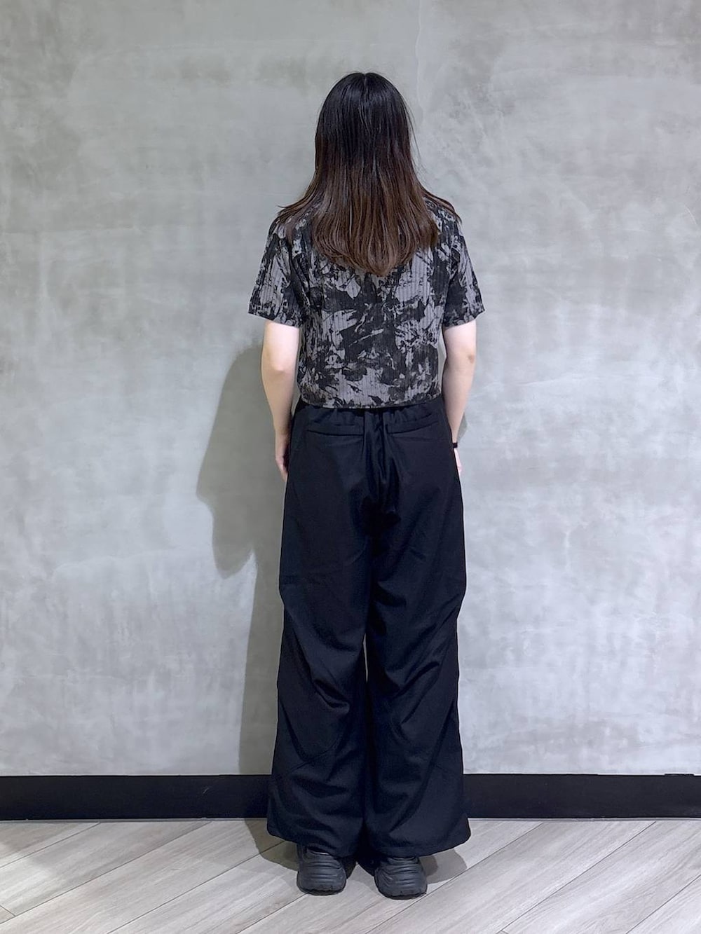 ブラック系のサンダル、ブラック系のスラックス、グレー系のカーディガン/ボレロを着用したレディースの夏コーディネートの5枚目の写真