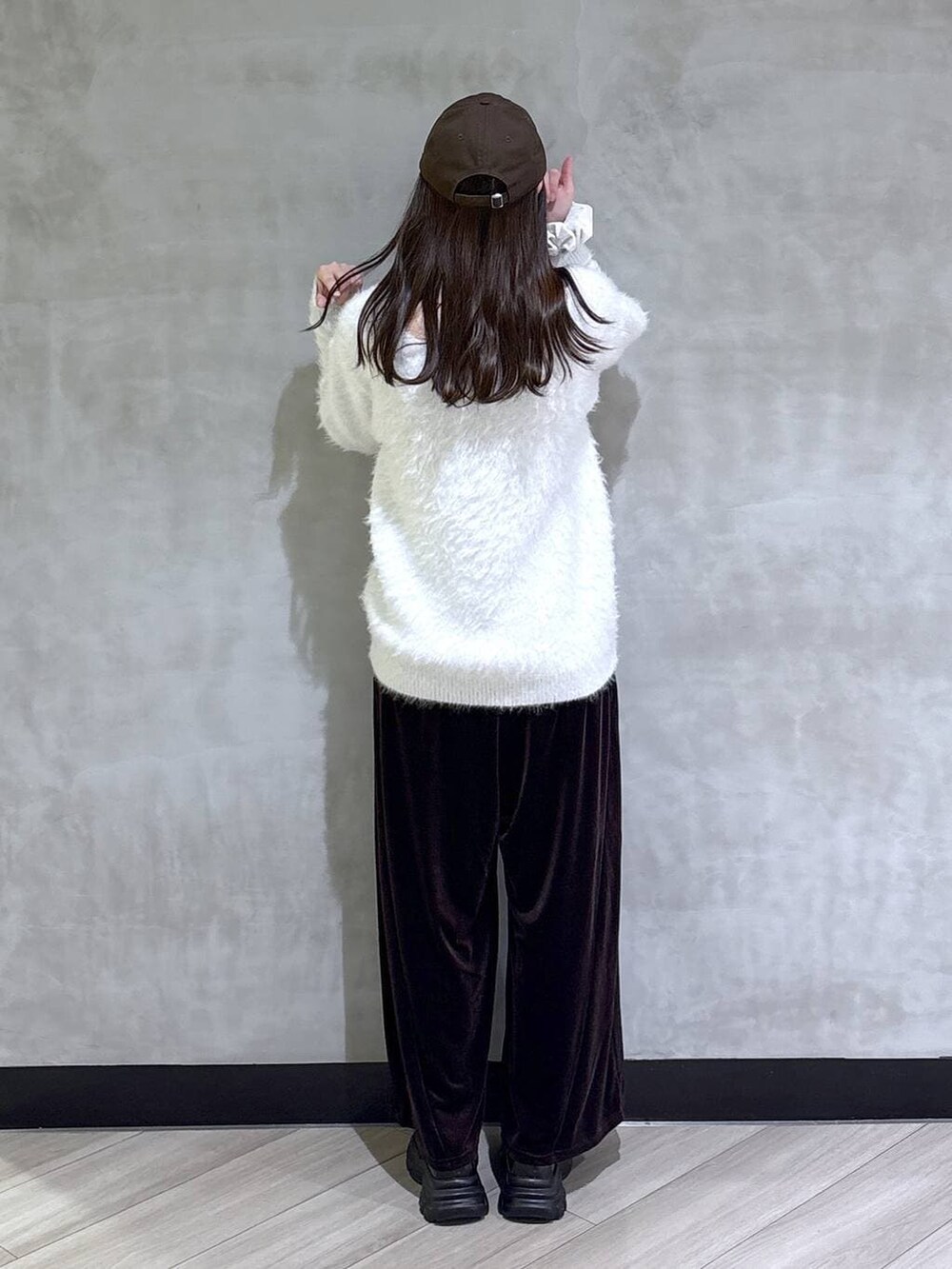 ブラック系のローファー、ホワイト系のニット/セーター、ブラウン系のその他パンツを着用したレディースの冬コーディネートの5枚目の写真