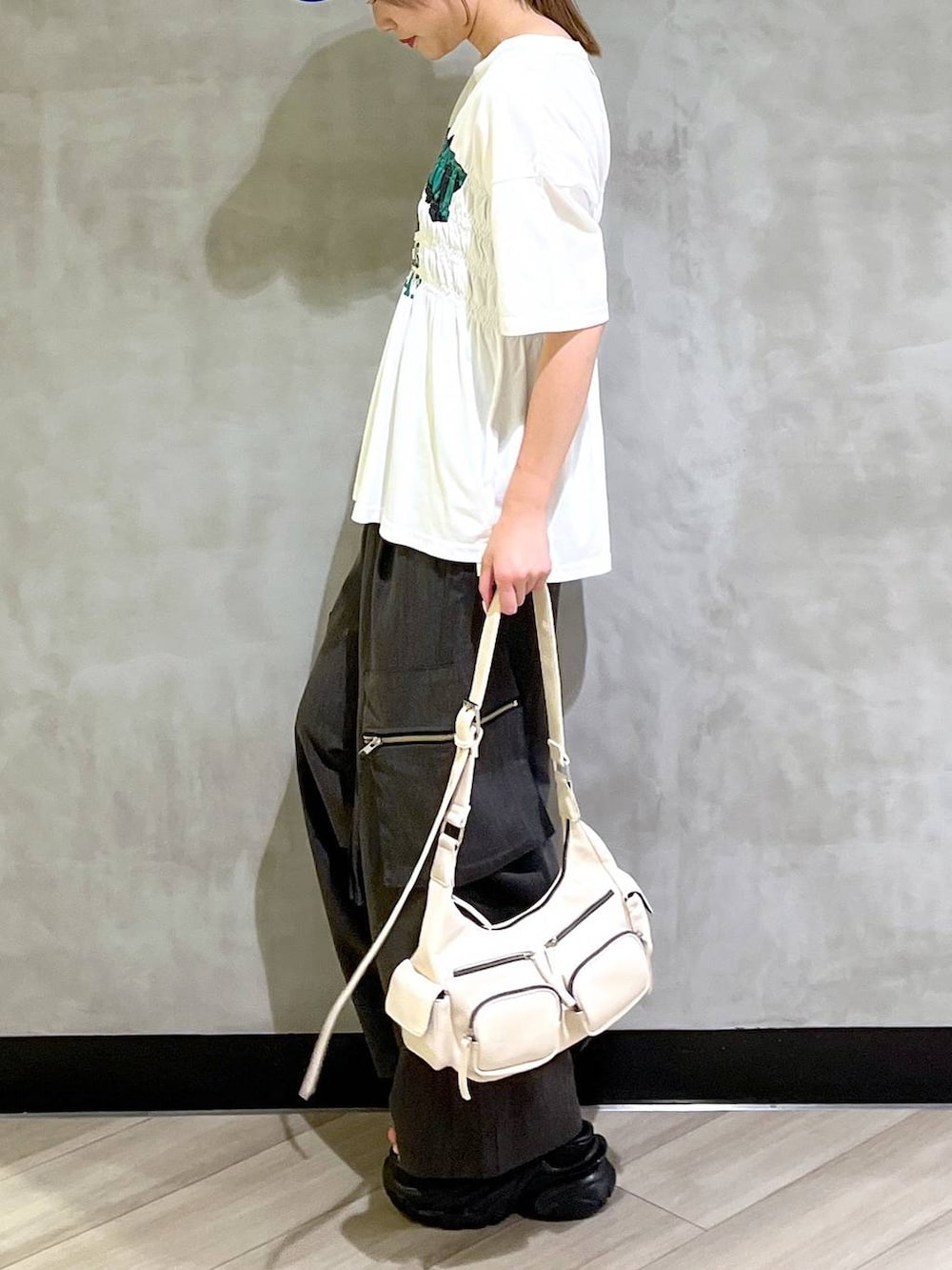 「韓国系、着痩せ、差し色コーデ、PAGEBOY、夏コーデ、ブルベ冬_PAGEBOY、楽ちんコーデ、カジュアル、Tシャツ」｜「PAGEBOYのTRカーゴスラックス（カーゴパンツ、グレー系）」を使った、まなさん（レディース・162cm）の夏コーディネートの3枚目の写真