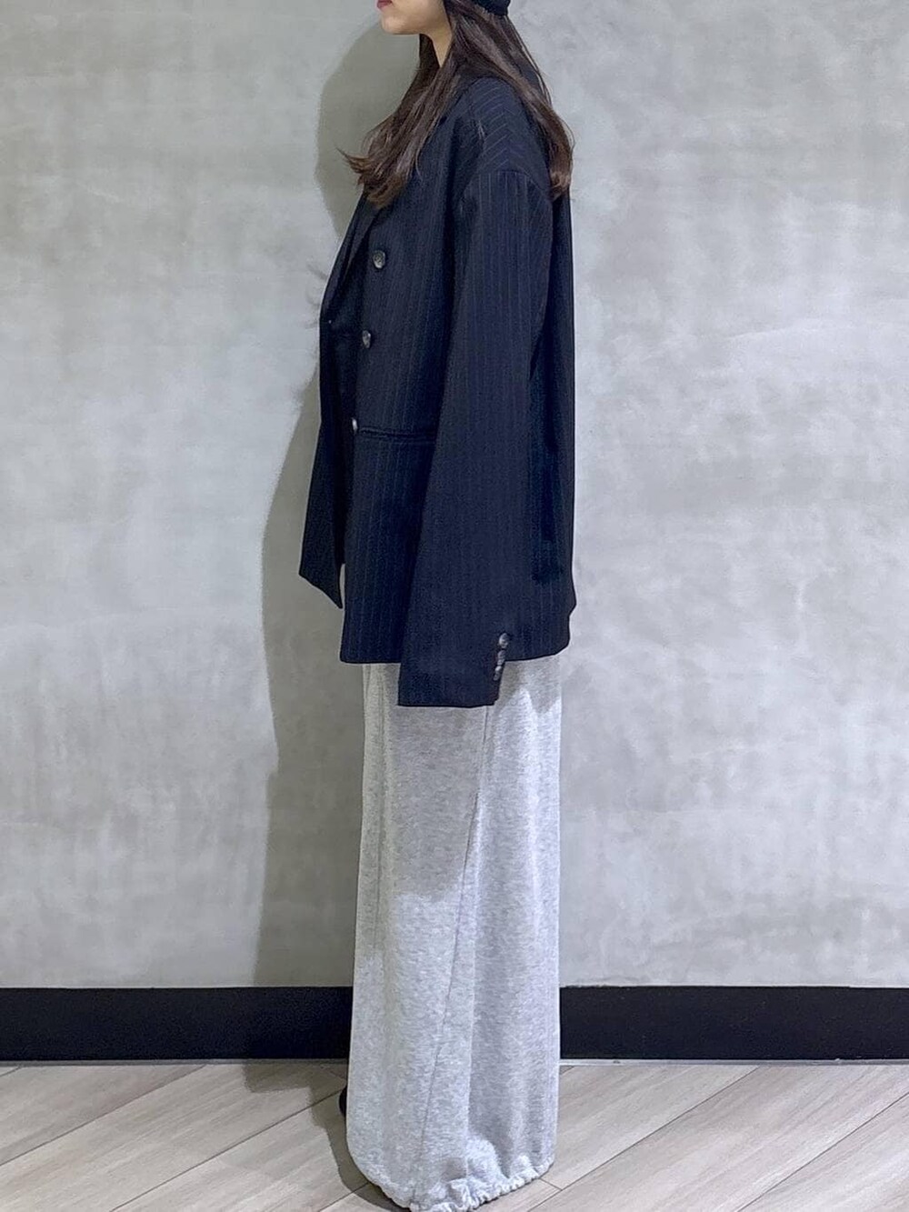 グレー系のスウェットパンツ、ブラック系のTシャツ/カットソー、ブラック系のモカシン/デッキシューズを着用したレディースの春コーディネートの3枚目の写真