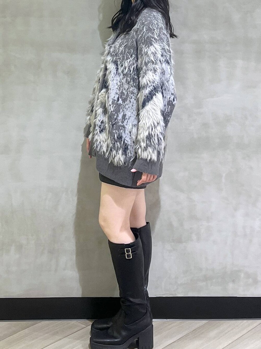 ブラック系のブーツ、グレー系のカーディガン/ボレロ、ブラック系のその他パンツを着用したレディースの秋コーディネートの4枚目の写真