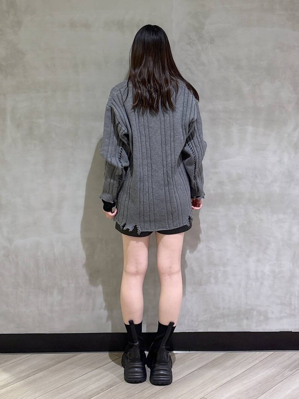 ブラック系のブーツ、ブラック系のその他パンツ、ブラック系のTシャツ/カットソーを着用したレディースの秋コーディネートの5枚目の写真