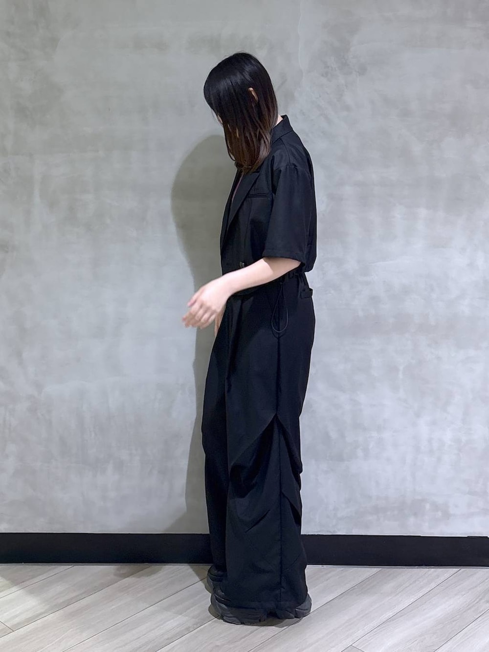 ブラック系のスニーカー、パープル系のTシャツ/カットソー、ブラック系のテーラードジャケットを着用したレディースの夏コーディネートの3枚目の写真