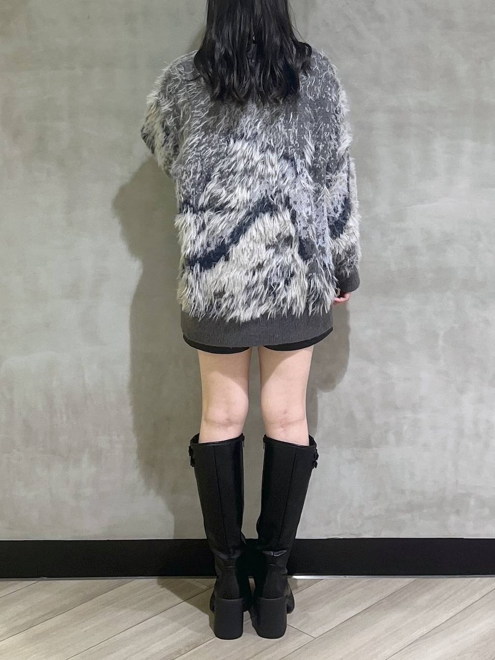 ブラック系のブーツ、グレー系のカーディガン/ボレロ、ブラック系のその他パンツを着用したレディースの秋コーディネートの6枚目の写真