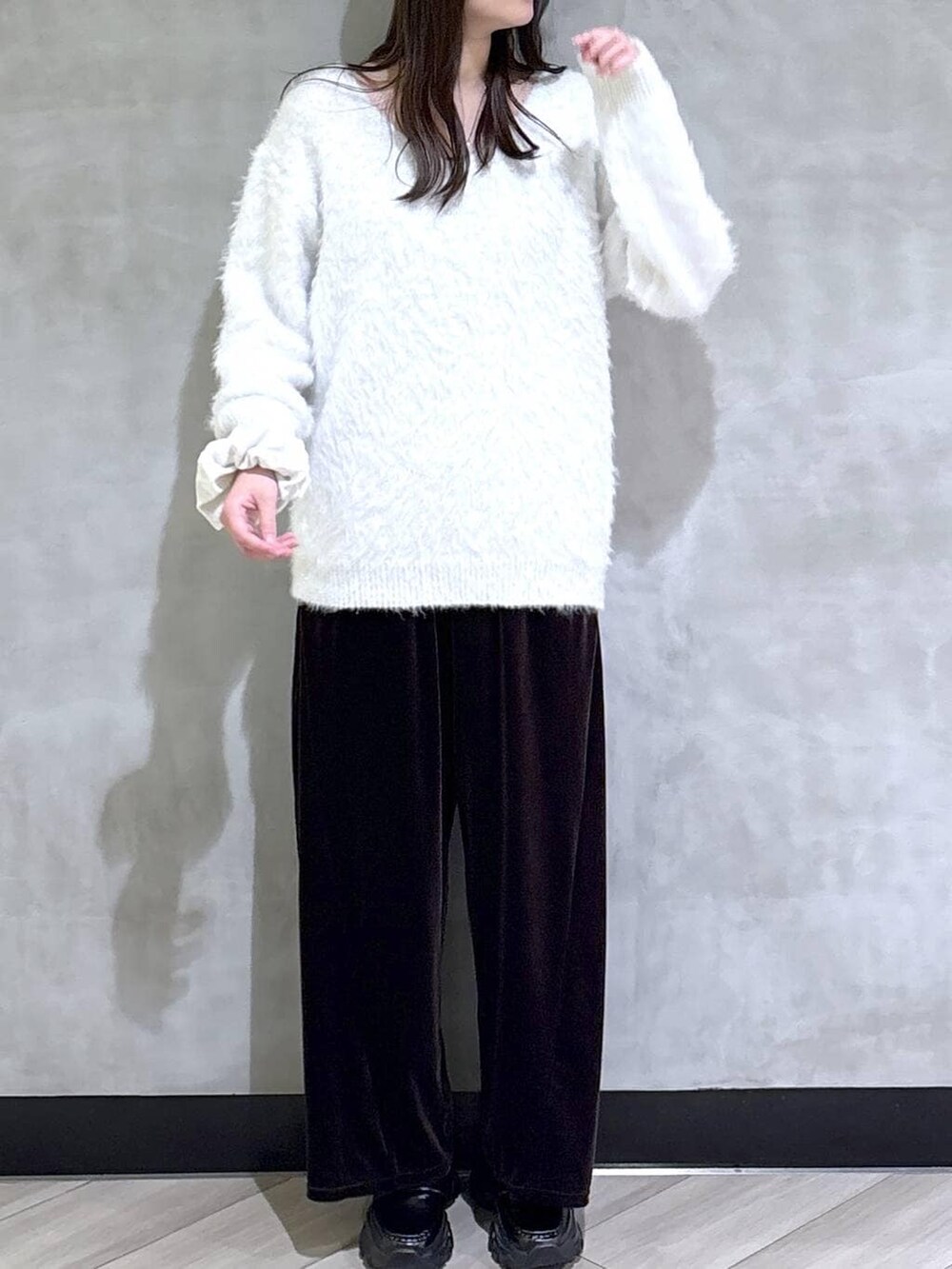 ブラック系のローファー、ホワイト系のニット/セーター、ブラウン系のその他パンツを着用したレディースの冬コーディネートの2枚目の写真