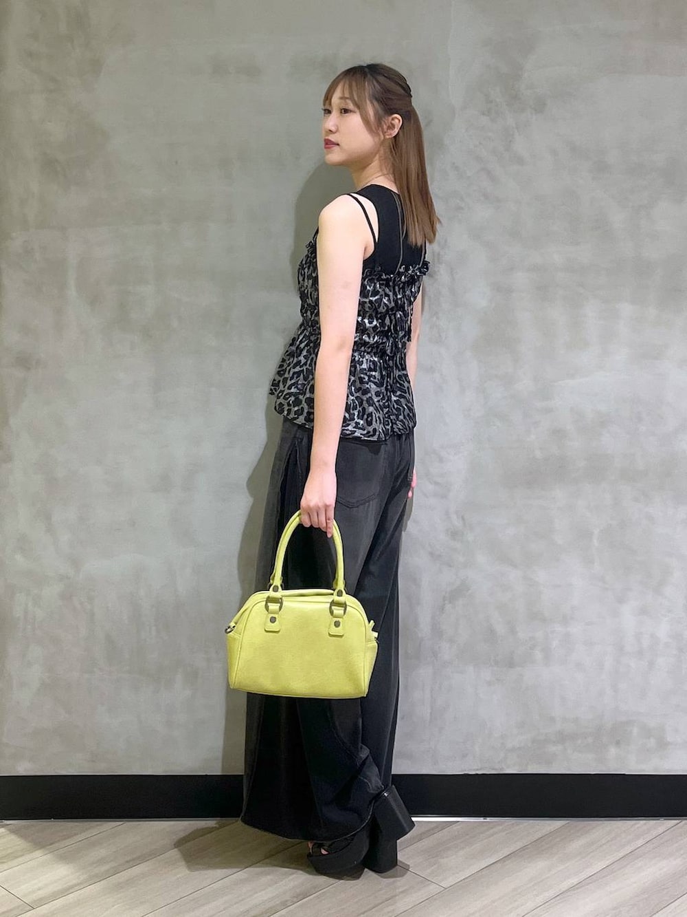 「韓国系、着痩せ、差し色コーデ、PAGEBOY、ブルベ冬_PAGEBOY、デニムパンツ、ビスチェ、夏コーデ、海、楽ちんコーデ、モード、カジュアル」｜「PAGEBOYのバックルチャンキーヒール（ブーツ、ブラック系）」を使った、まなさん（レディース・162cm）の夏コーディネートの8枚目の写真