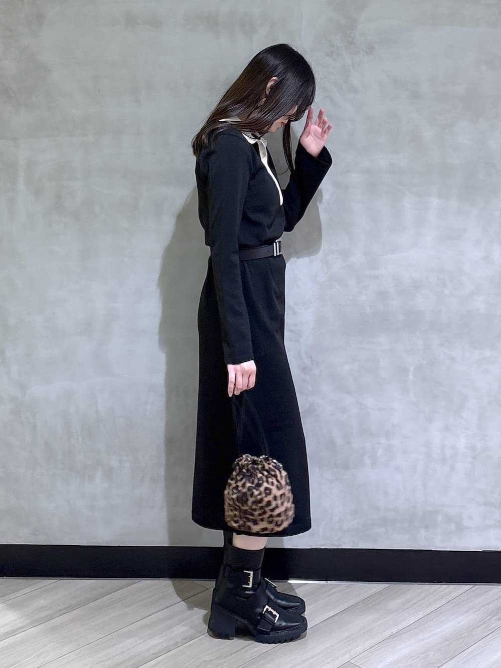 ブラック系のブーツ、ブラック系のワンピース、ブラック系のベルトを着用したレディースの秋コーディネートの7枚目の写真