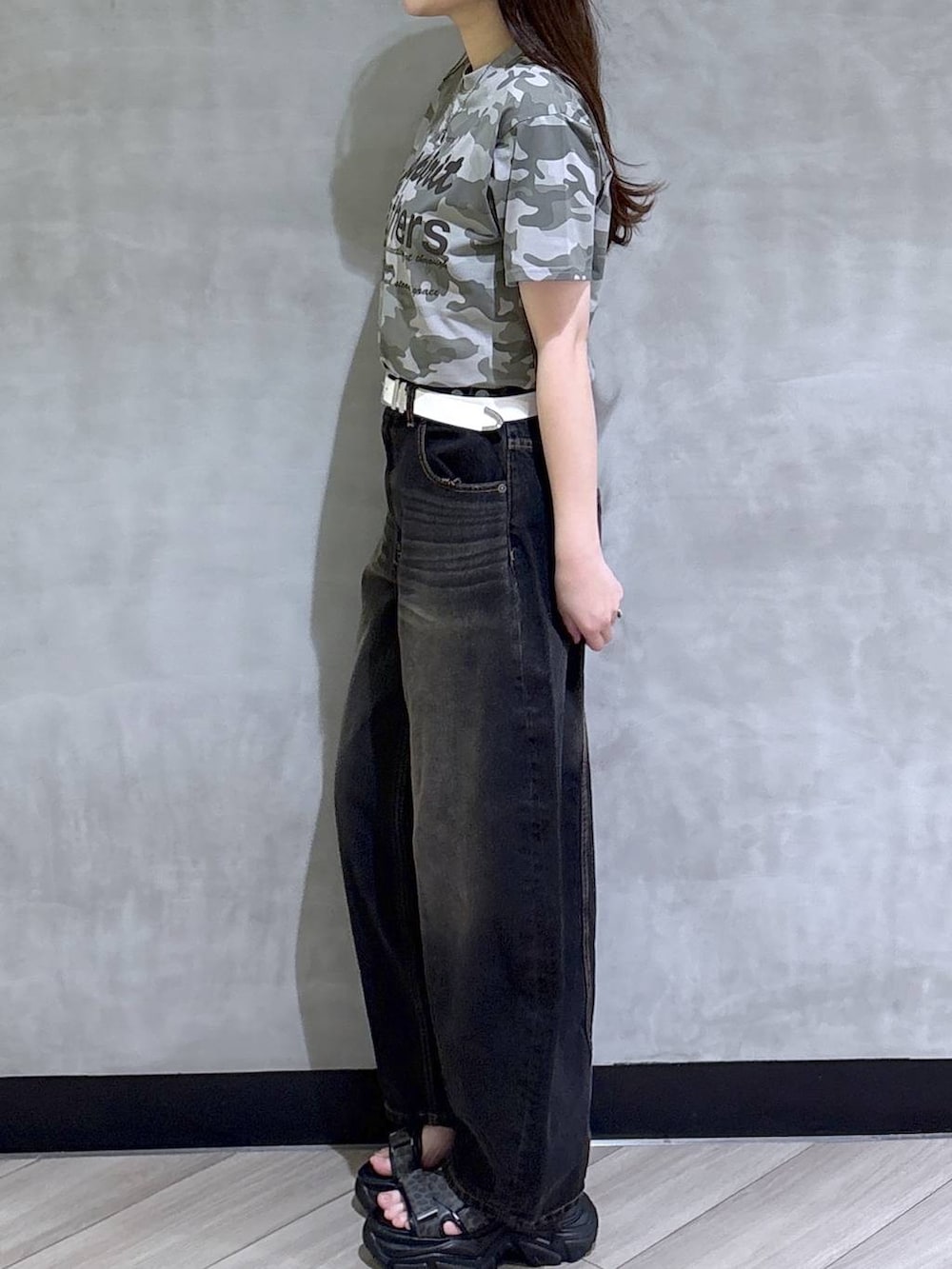 ブラック系のデニムパンツ、グレー系のサンダル、その他のTシャツ/カットソーを着用したレディースの春コーディネートの4枚目の写真