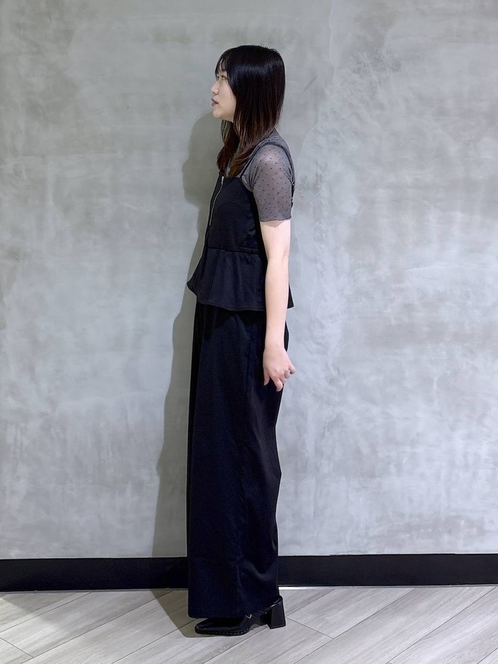 ブラック系のサロペット/オーバーオール、その他のTシャツ/カットソー、ブラック系のサンダルを着用したレディースの夏コーディネートの3枚目の写真