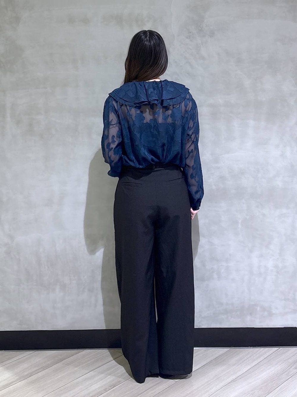 ブラック系のモカシン/デッキシューズ、ブルー系のシャツ/ブラウス、ブラック系のその他パンツを着用したレディースの春コーディネートの5枚目の写真