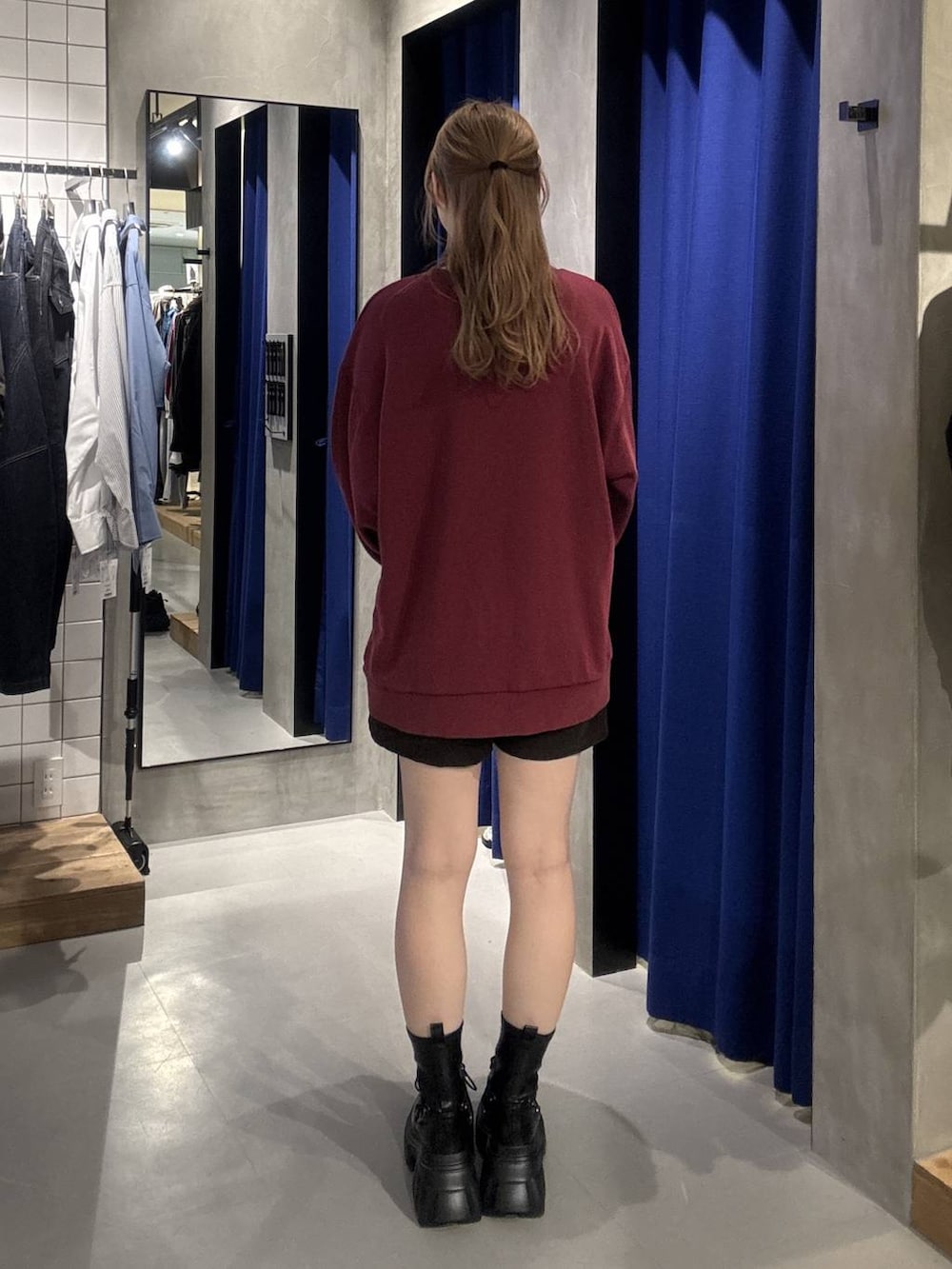 ブラック系のブーツ、レッド系のスウェット、ブラック系のその他パンツを着用したレディースの秋コーディネートの5枚目の写真