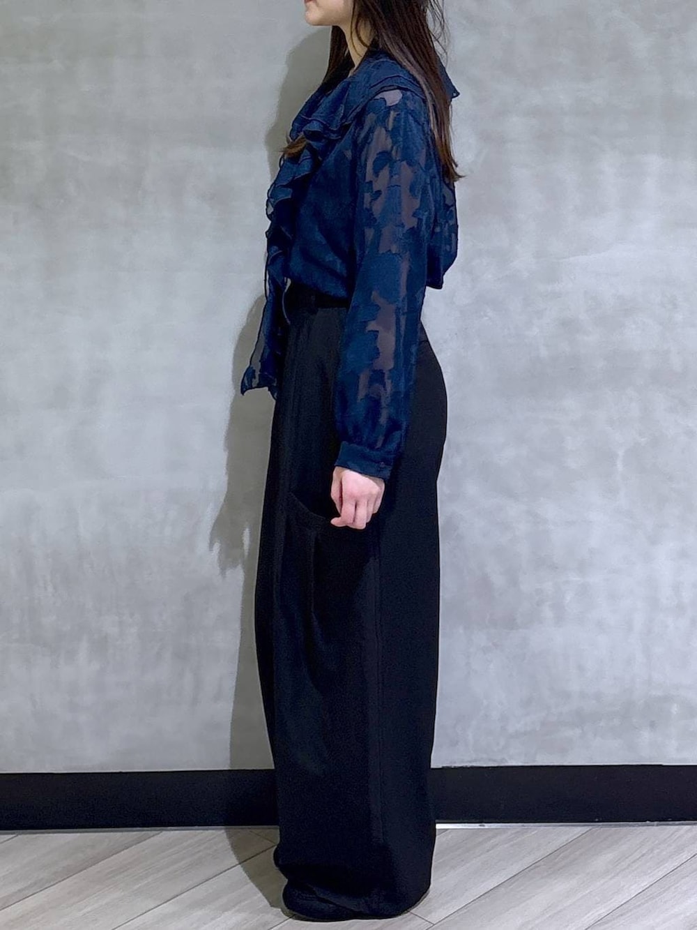 ブラック系のモカシン/デッキシューズ、ブルー系のシャツ/ブラウス、ブラック系のその他パンツを着用したレディースの春コーディネートの4枚目の写真