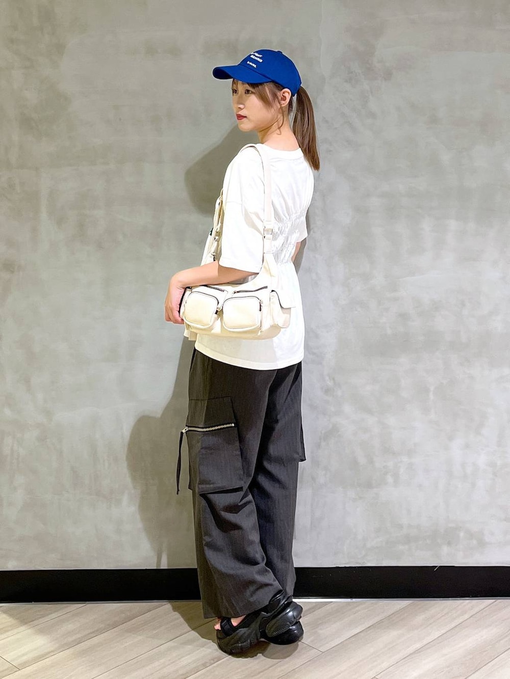 「韓国系、着痩せ、差し色コーデ、PAGEBOY、夏コーデ、ブルベ冬_PAGEBOY、楽ちんコーデ、カジュアル、Tシャツ」｜「PAGEBOYのTRカーゴスラックス（カーゴパンツ、グレー系）」を使った、まなさん（レディース・162cm）の夏コーディネートの5枚目の写真