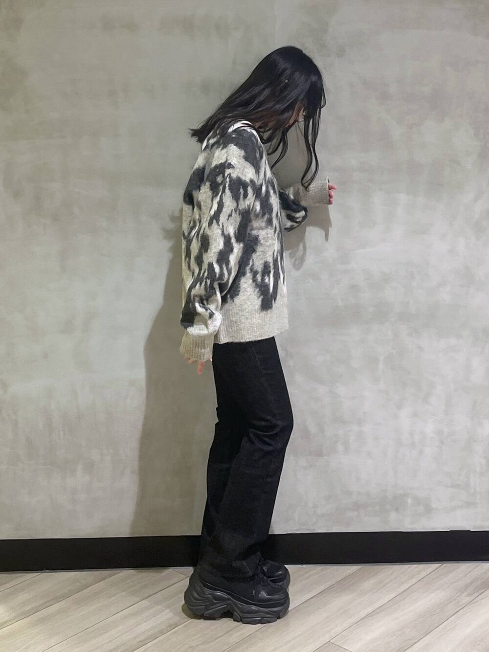 ブラック系のスニーカー、グレー系のニット/セーターを着用したレディースの秋コーディネートの6枚目の写真