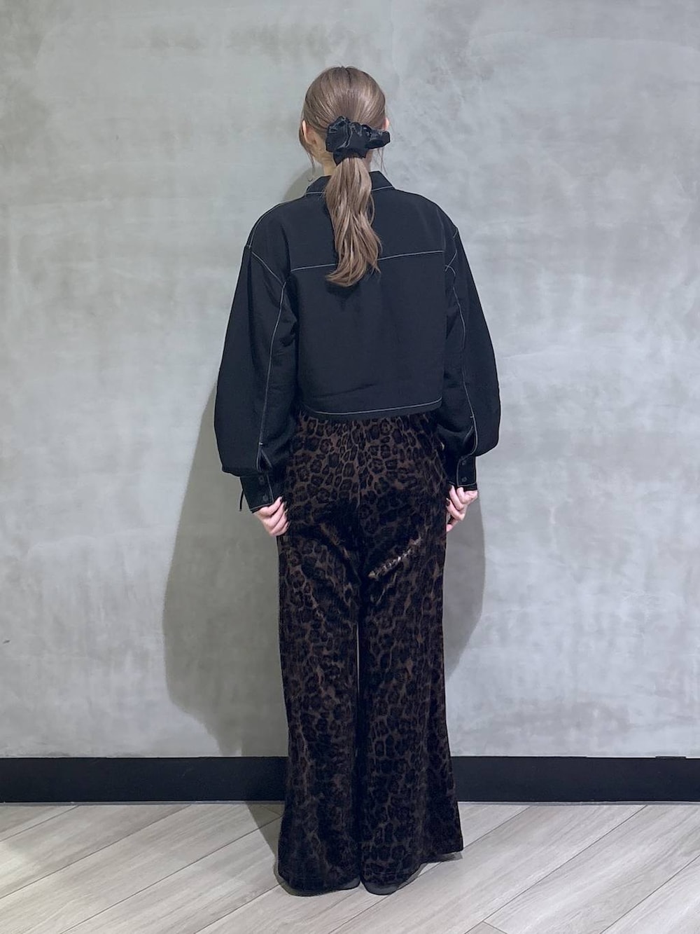 ブラック系のシャツ/ブラウス、ブラック系のその他トップス、その他のその他パンツを着用したレディースの夏コーディネートの5枚目の写真