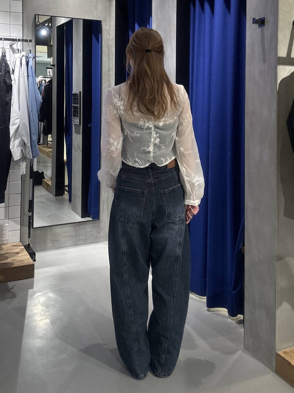 ブルー系のデニムパンツ、ホワイト系のシャツ/ブラウス、ブラック系のローファーを着用したレディースの秋コーディネートの5枚目の写真