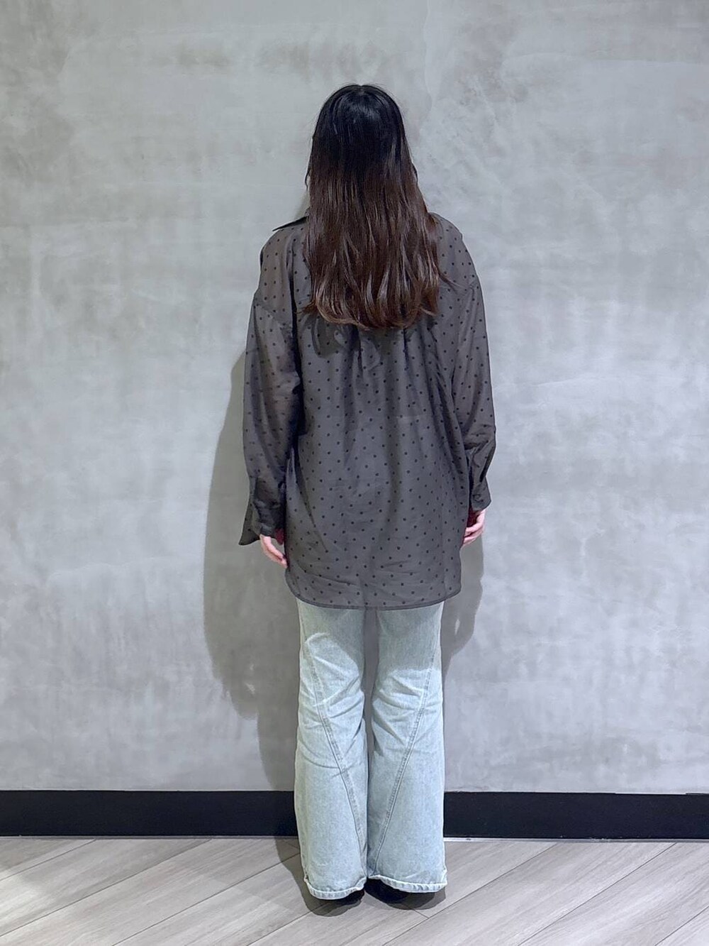 ブルー系のデニムパンツ、ブラック系のモカシン/デッキシューズ、その他のシャツ/ブラウスを着用したレディースの春コーディネートの5枚目の写真