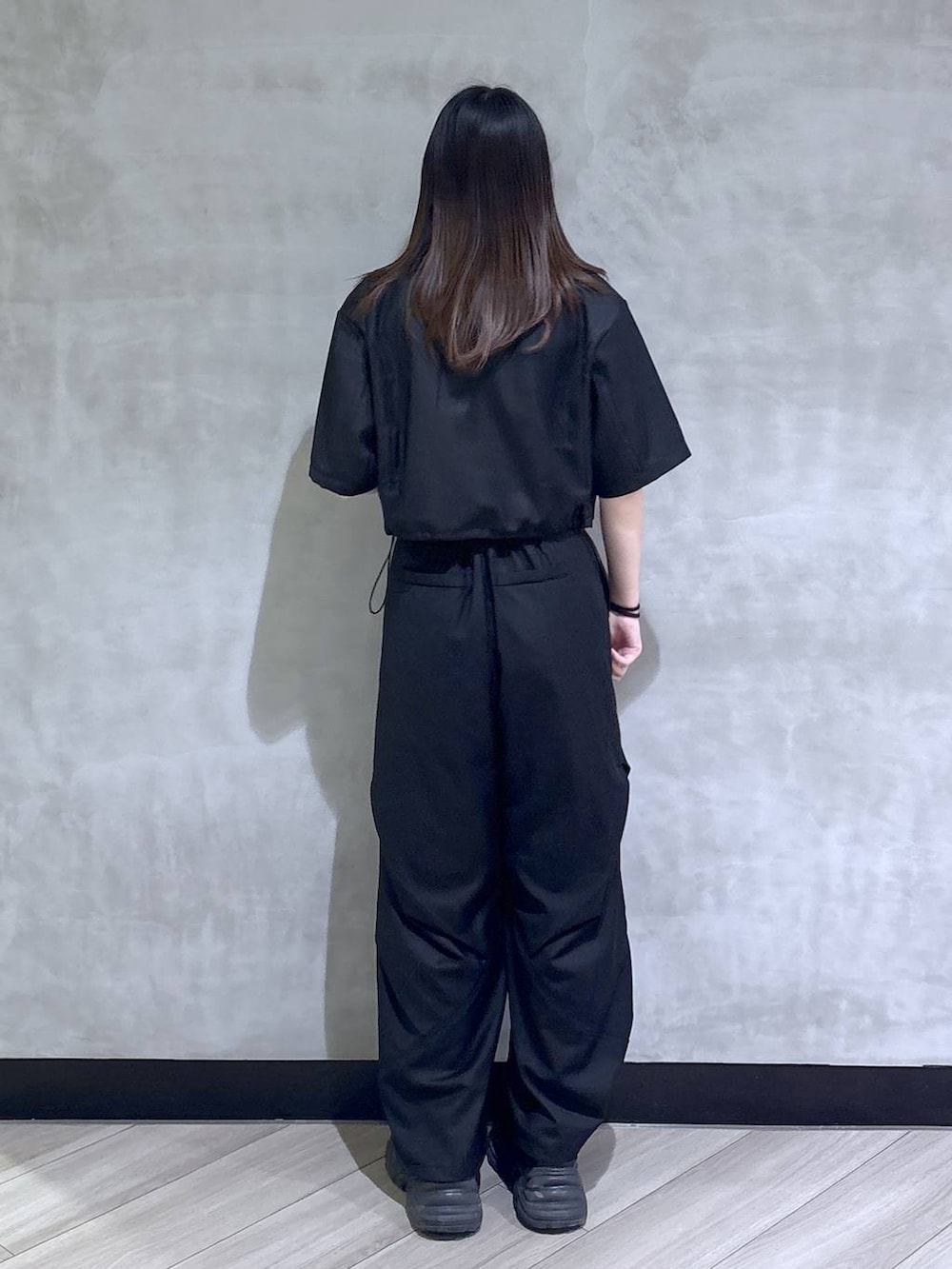 ブラック系のスニーカー、パープル系のTシャツ/カットソー、ブラック系のテーラードジャケットを着用したレディースの夏コーディネートの5枚目の写真