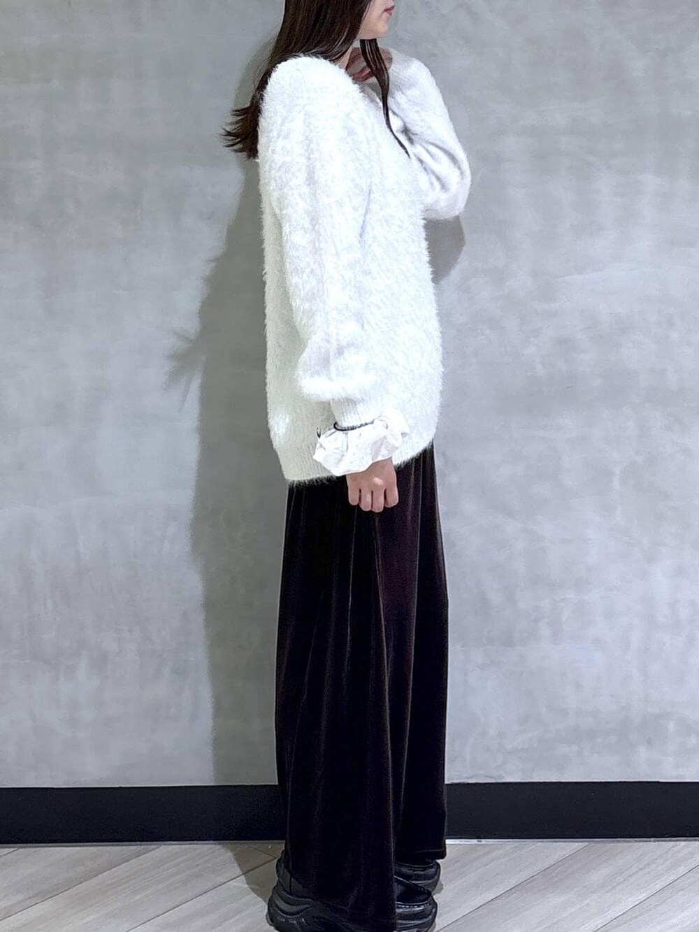 ブラック系のローファー、ホワイト系のニット/セーター、ブラウン系のその他パンツを着用したレディースの冬コーディネートの8枚目の写真