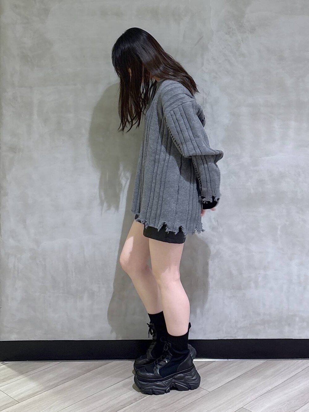 ブラック系のブーツ、ブラック系のその他パンツ、ブラック系のTシャツ/カットソーを着用したレディースの秋コーディネートの3枚目の写真