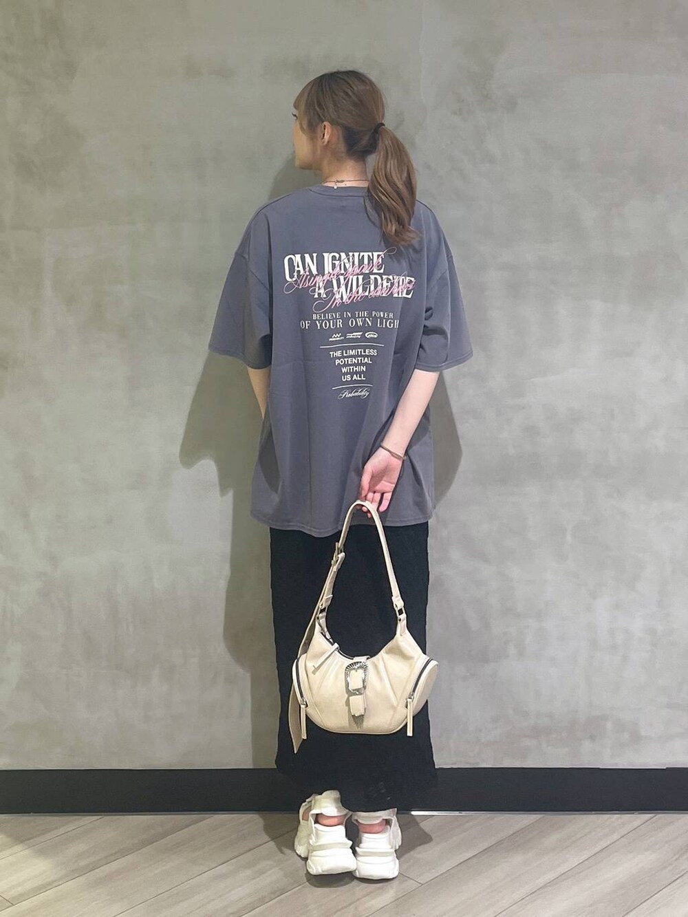 ホワイト系のサンダル、ブラック系のスカート、グレー系のTシャツ/カットソーを着用したレディースの夏コーディネートの4枚目の写真