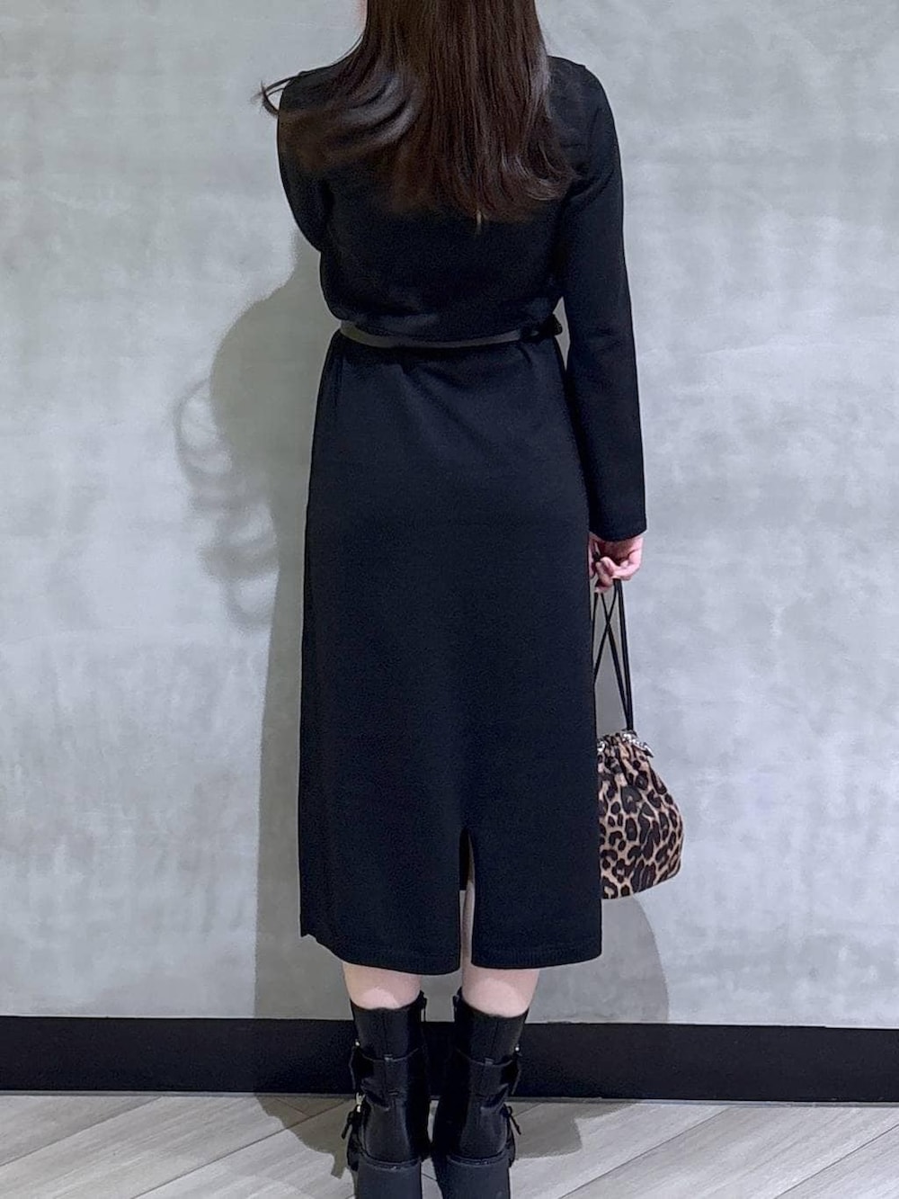 ブラック系のブーツ、ブラック系のワンピース、ブラック系のベルトを着用したレディースの秋コーディネートの6枚目の写真